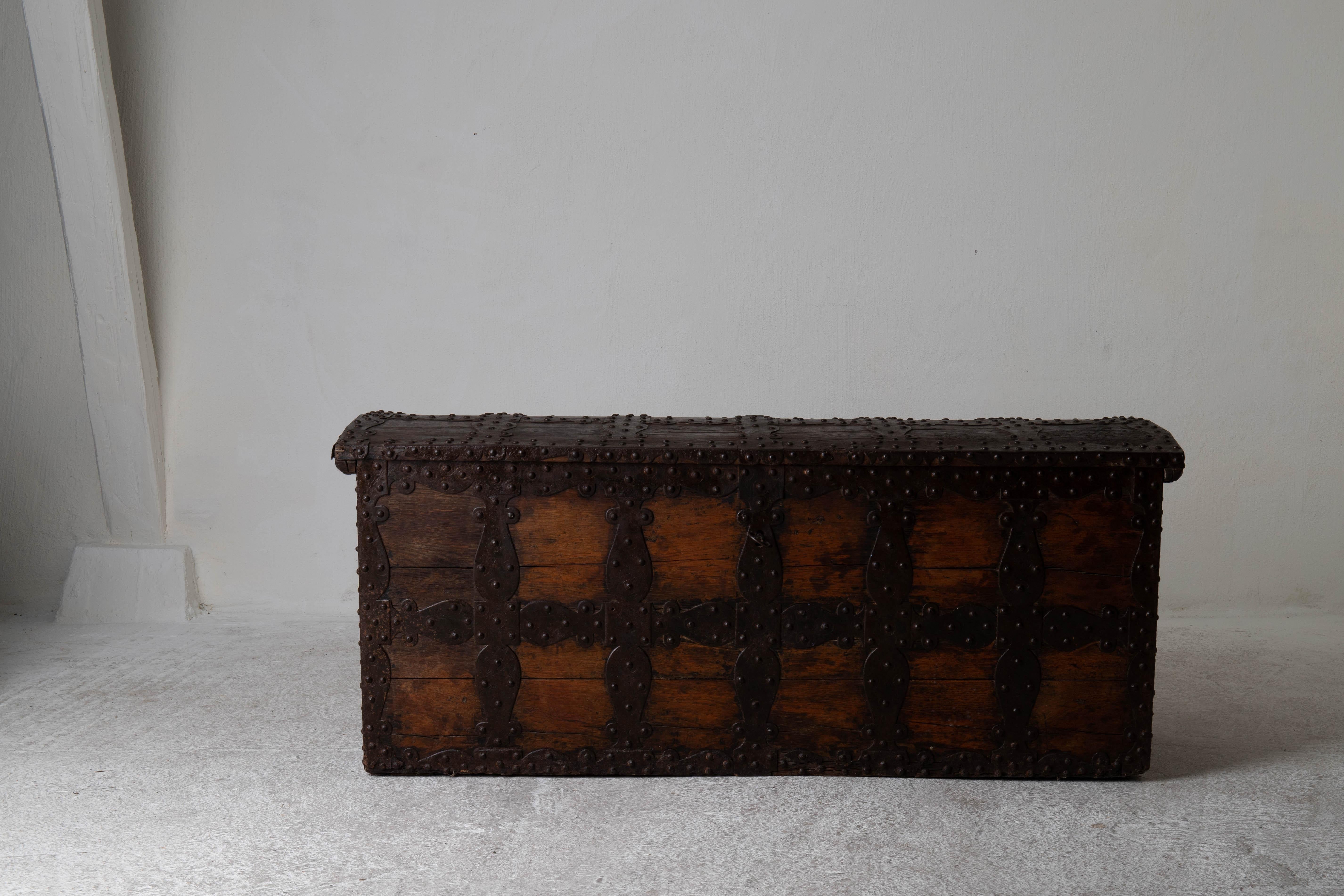 Truhe Decke Italienisch Europa 18. Jahrhundert Holz Eisen Italien. Deckentruhe aus dem 18. Jahrhundert in Europa. Verziert mit Metall und abgerundeten Nagelköpfen. Ursprünglicher Zustand.

 