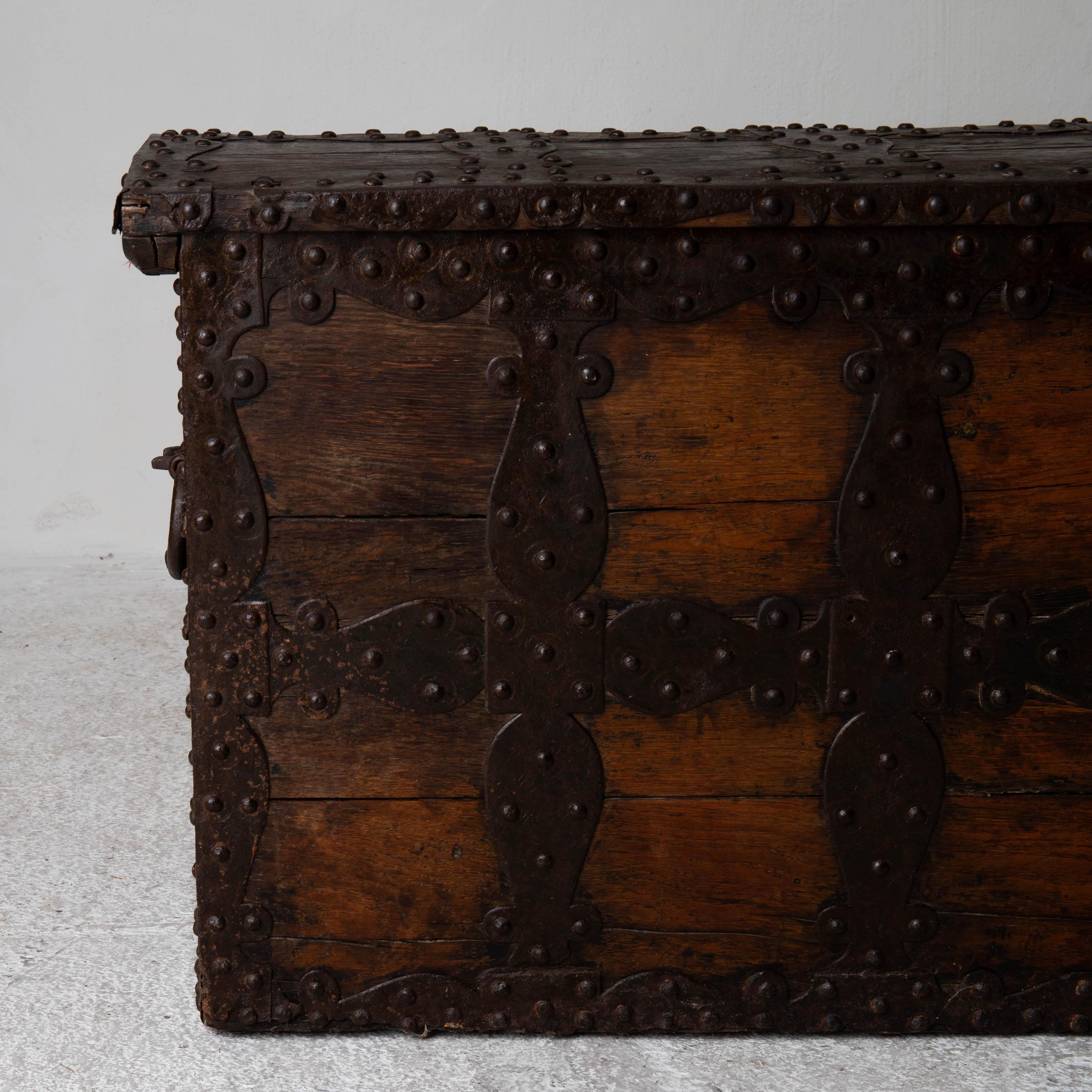 Chest Blanket Italian Europe 18th Century Wood Iron Italy In Good Condition For Sale In New York, NY