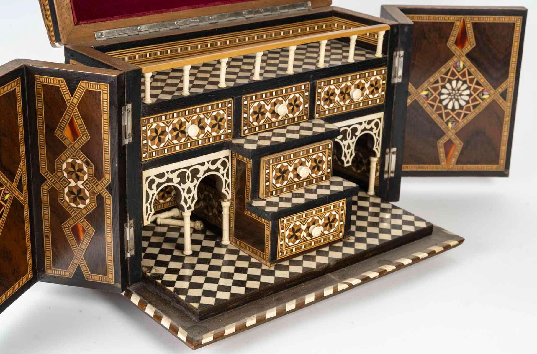 Truhe, Kasten in Form eines Kabinetts, orientalische Kunst, 19. Jahrhundert, Periode Napoleon III.

Eine Schatulle aus Holz und Knochen aus der Zeit Napoleons III, Orientalist.
H: 24cm, B: 31,5cm, T: 19,5cm