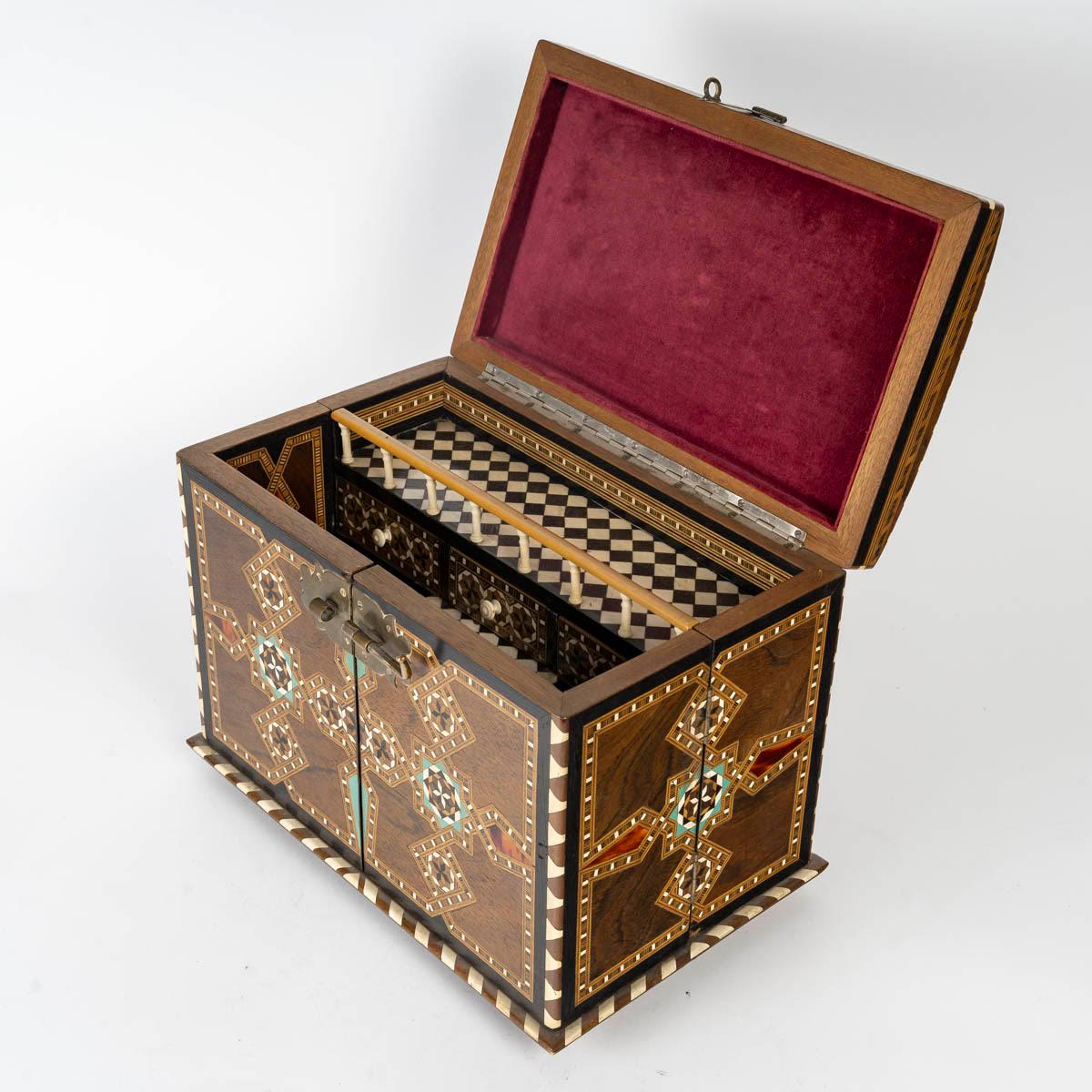 Kommode, Schachtel in Form eines Schranks, orientalische Kunst, 19. Jahrhundert, Napoleon III.-Periode (Französisch) im Angebot