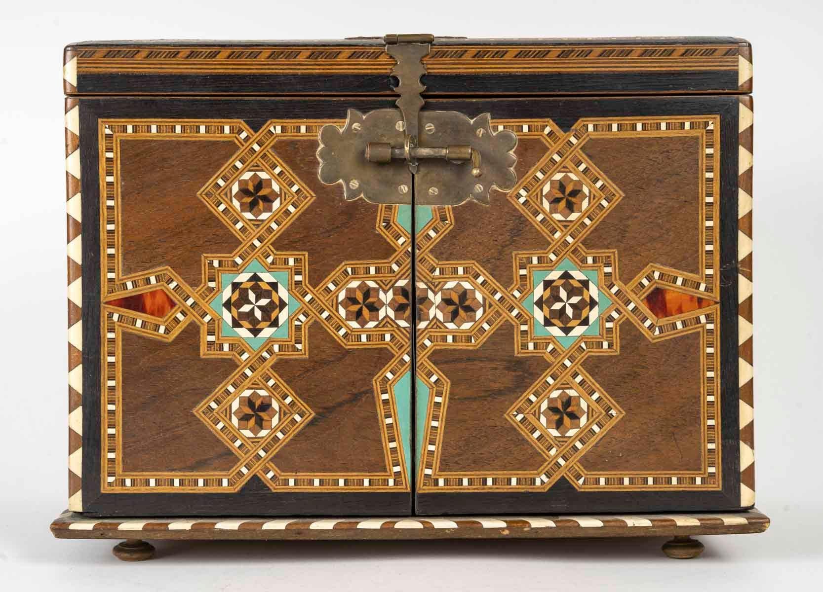 Kommode, Schachtel in Form eines Schranks, orientalische Kunst, 19. Jahrhundert, Napoleon III.-Periode (Marketerie) im Angebot