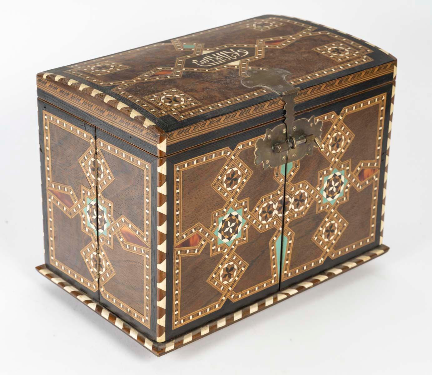 Kommode, Schachtel in Form eines Schranks, orientalische Kunst, 19. Jahrhundert, Napoleon III.-Periode im Zustand „Gut“ im Angebot in Saint-Ouen, FR