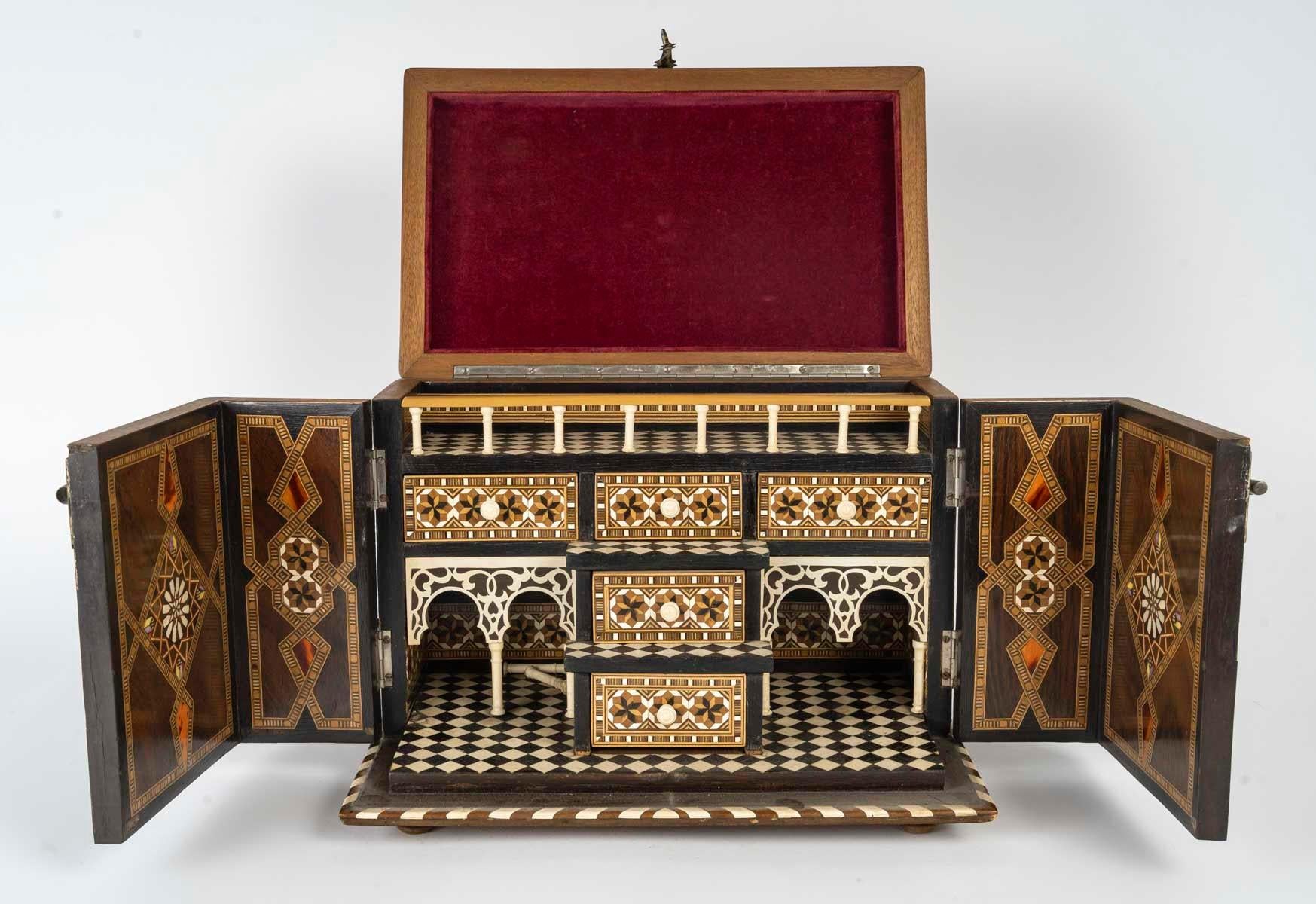 Kommode, Schachtel in Form eines Schranks, orientalische Kunst, 19. Jahrhundert, Napoleon III.-Periode (Knochen) im Angebot