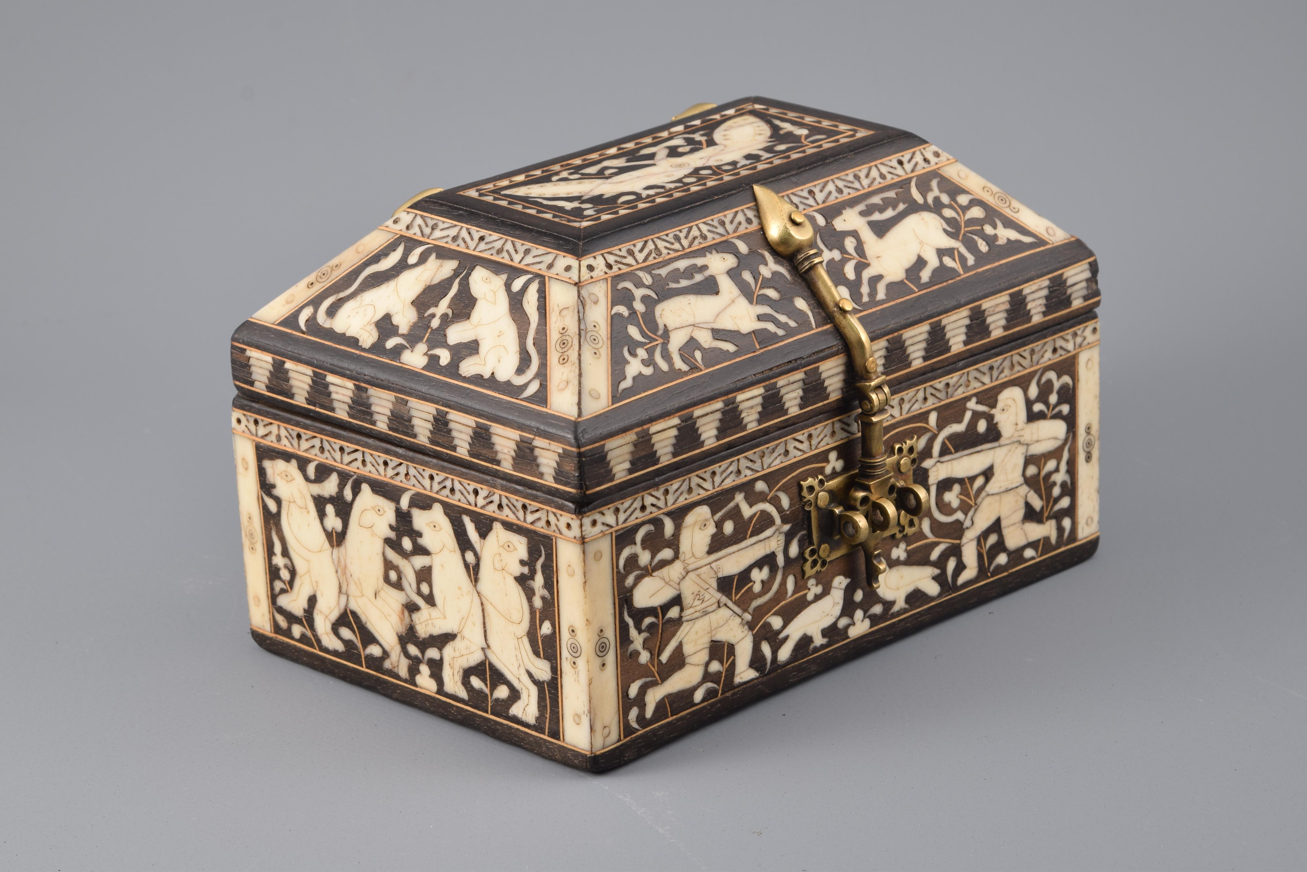 Roof box. Wood, bone, bronze. Following Romanesque models.
Rectangular casket with a canopy-shaped cover, hinges and front closure decorated to the outside with bone marquetry combined with light and dark wood; the interior is finished in dark