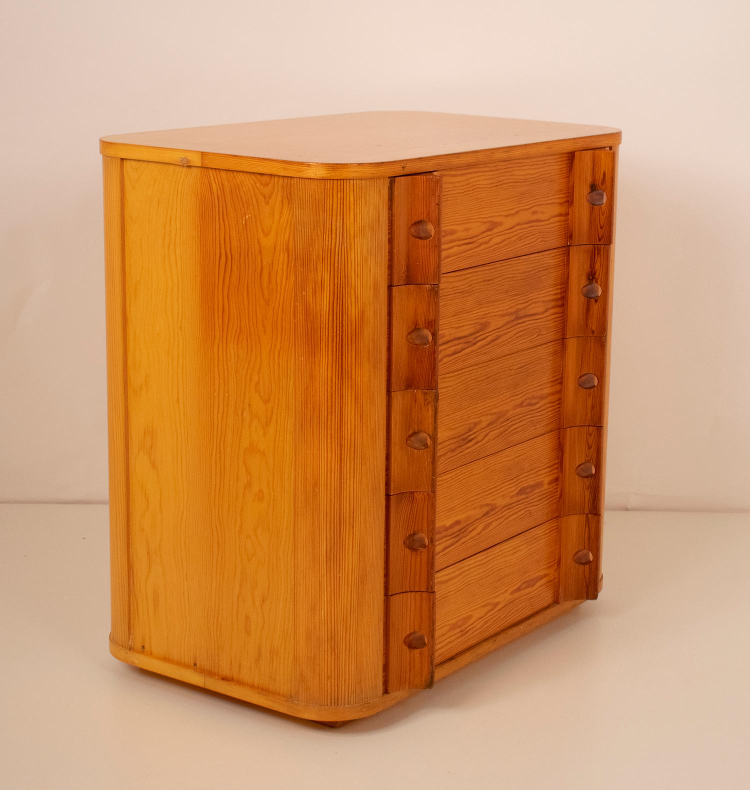 Pine dresser, designed by Jordi Vilanova. It is also finished in pine on the back. It consists of five drawers. and has rounded corners.