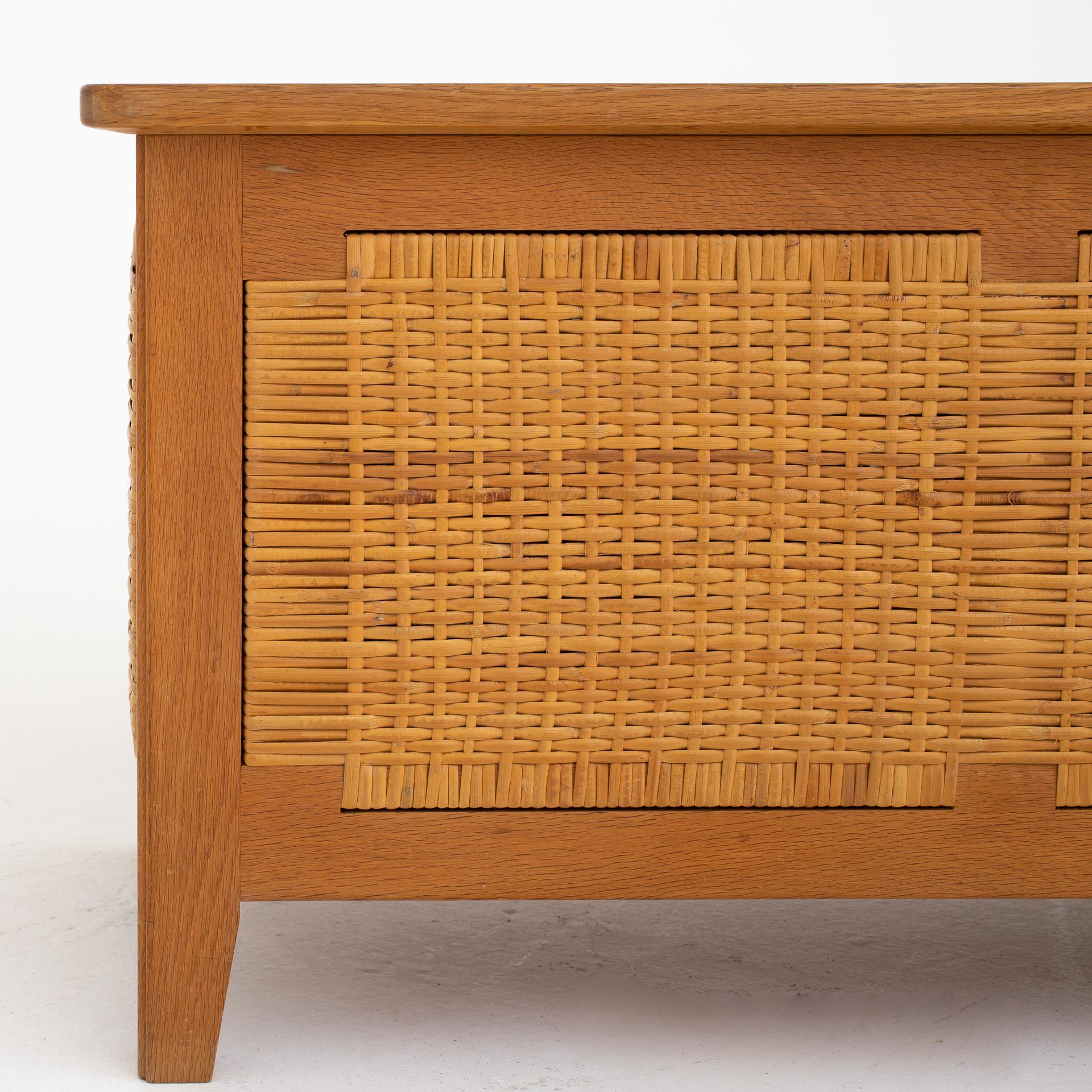 PH 52 - Chest in patinated oak and original cane. Maker Poul Hundevad.