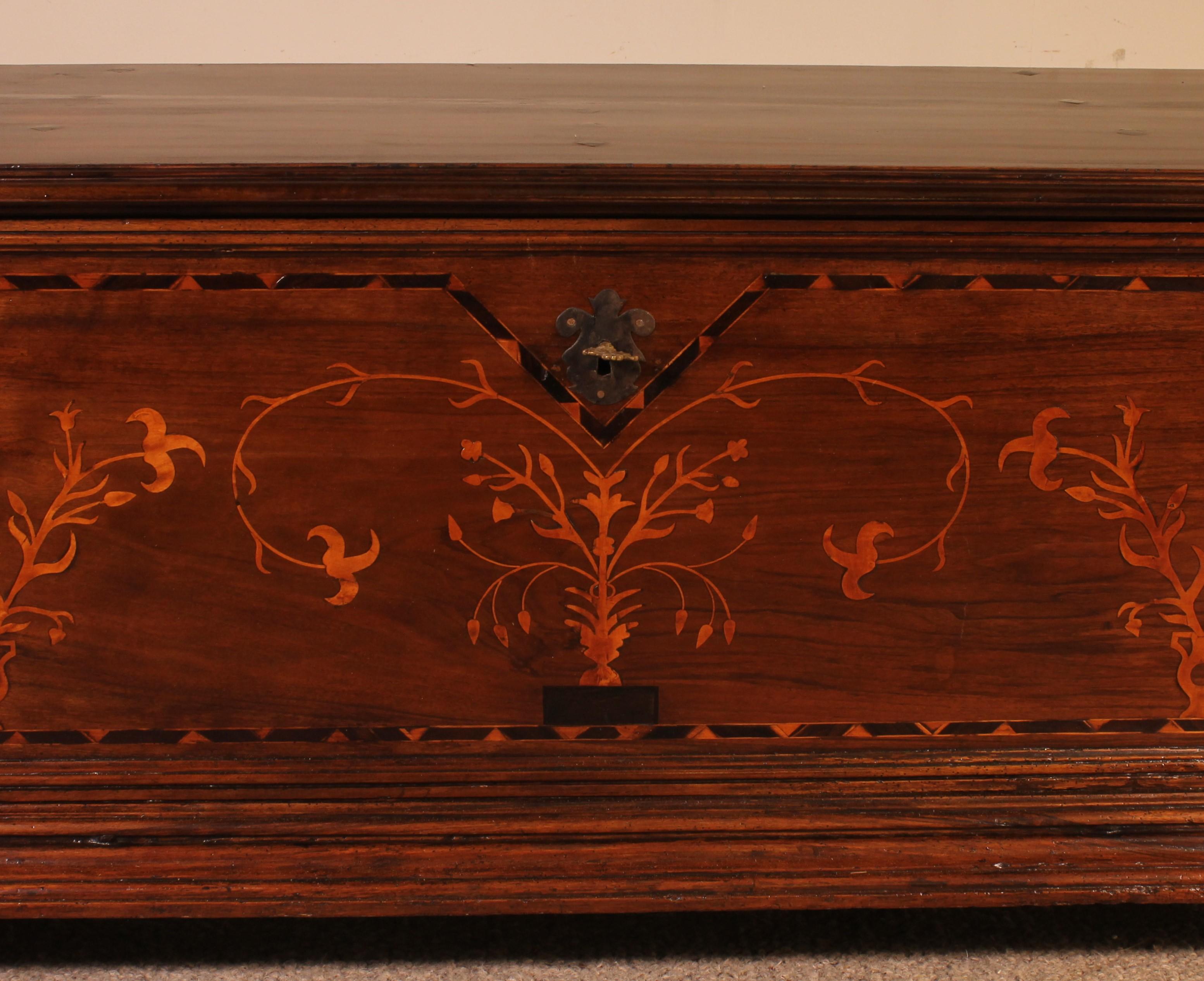 Chest Called Cassone from the Italian Renaissance in Walnut, 17th Century In Good Condition In Brussels, Brussels