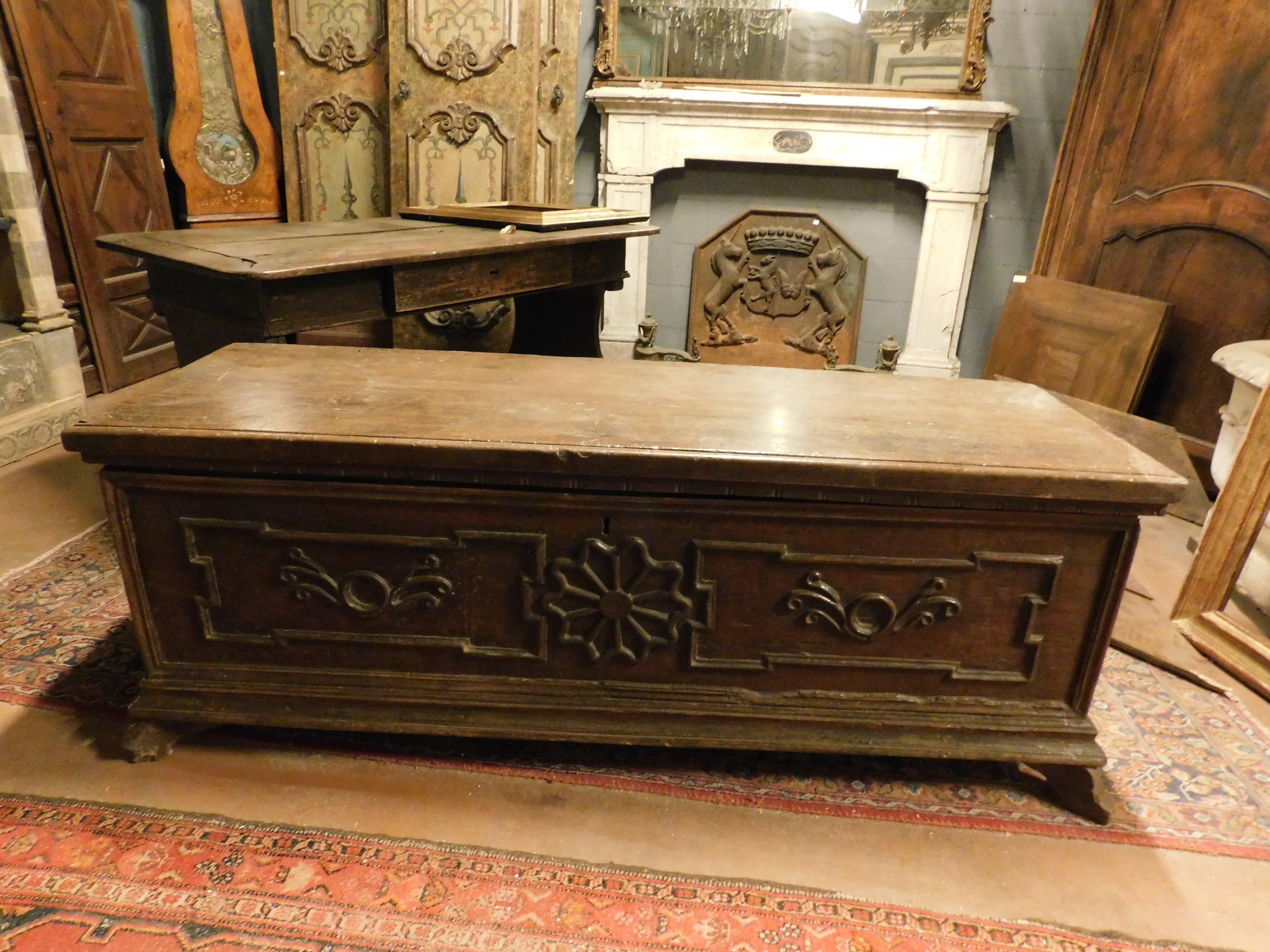 Ancient chest carved in walnut, entirely in solid wood with opening top, period legs, hand-built in Italy in the early 18th century.
Ideal for storing blankets or objects in an entrance, or as a bed base or in an elegant living room, maximum size w