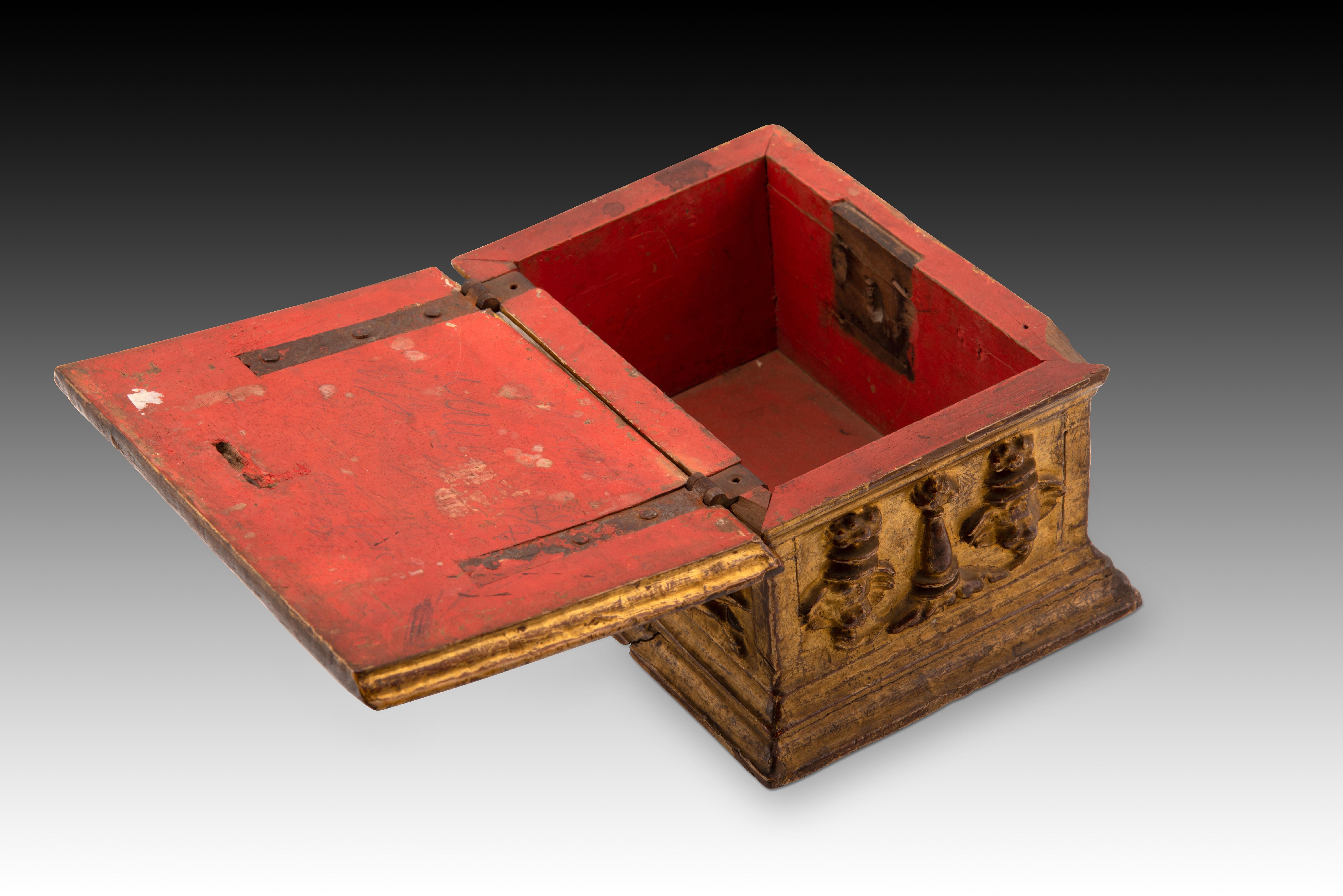 Pecho. Madera tallada, metal. Spanish School, siglo XVI. en venta 3