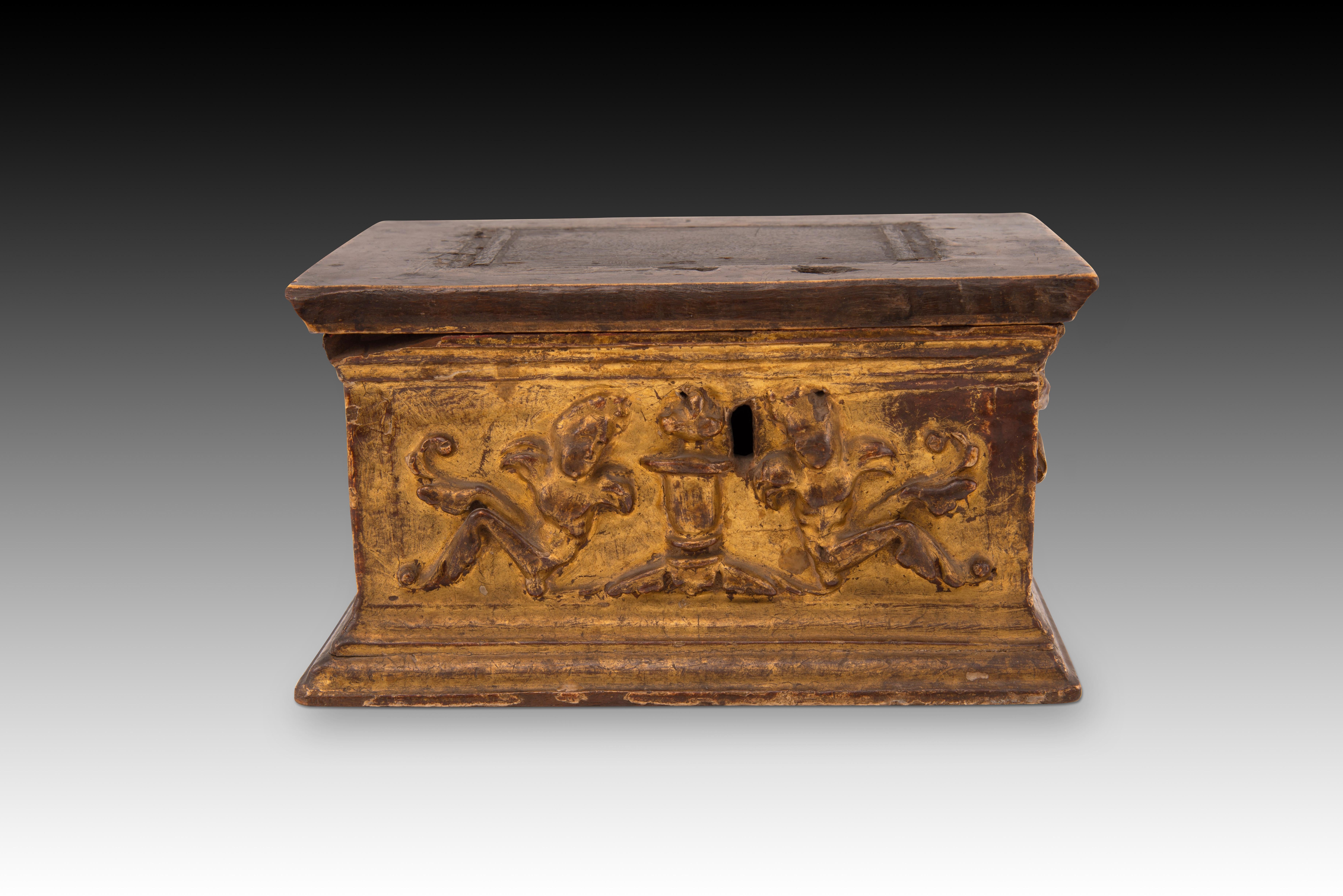  Pecho. Madera tallada, metal. Spanish School, siglo XVI.
 Arqueta rectangular con tapa plana decorada en el exterior con una serie de relieves figurativos en disposición simétrica con tema y líneas de clara influencia renacentista (enmarcados y