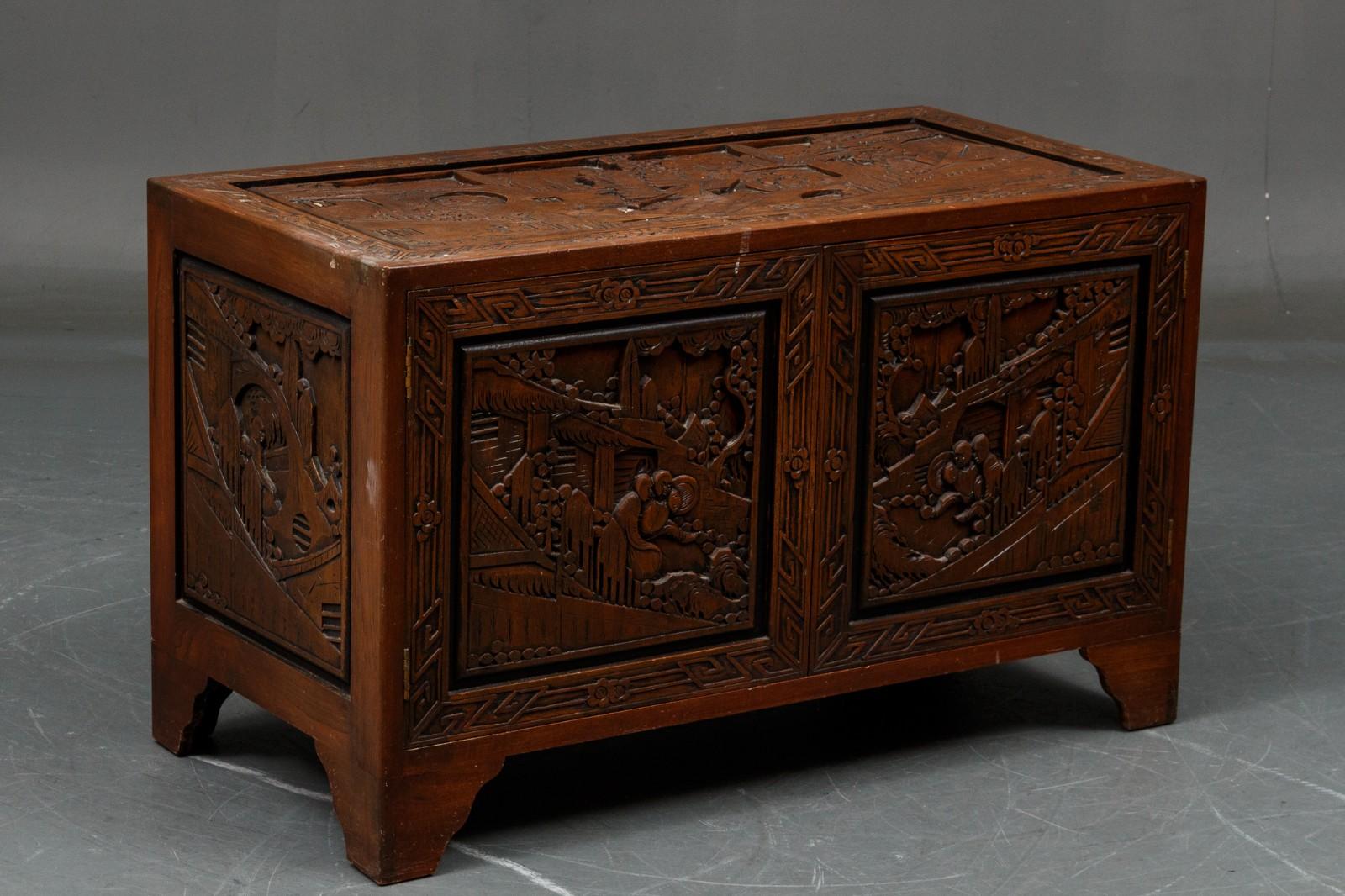 Début du 20ème siècle Coffre de Chine, bois de camphor richement sculpté  en vente