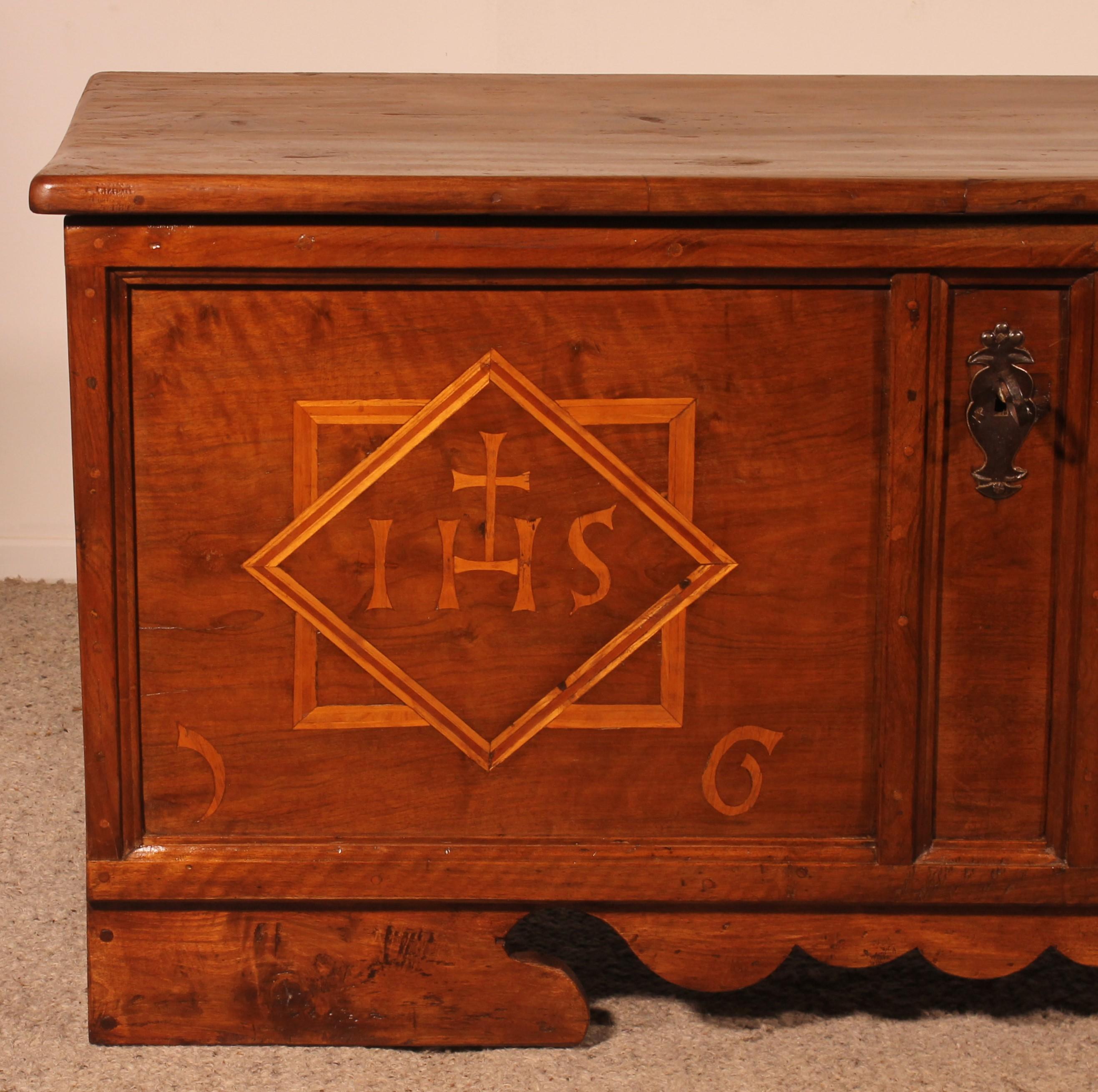 Superb walnut chest from the Renaissance period dated 1624 from the Haute Savoie region
Very beautiful blond walnut chest which has its original lock and key
We can find the IHS monogram “Iesus Hominum Salvator” This is the emblem shown on the coat