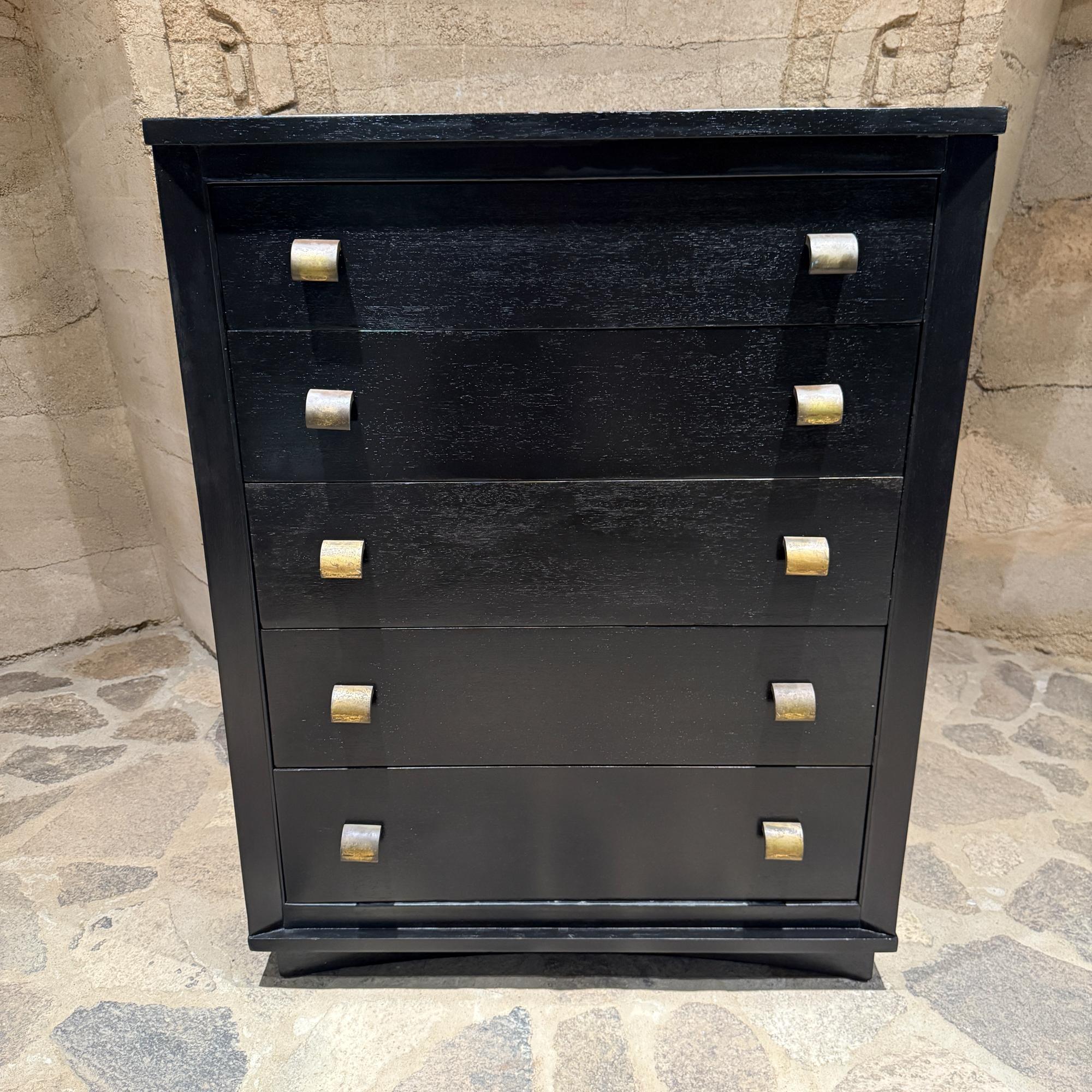Para tu consideración, una cómoda vintage atribuida a Paul Frankl para Johnson Furniture. Fabricado en EE.UU. hacia la década de 1940. Madera de magohany ebonizada con asas de latón esculpido con pátina vintage original.  Sin marcar, sin etiqueta