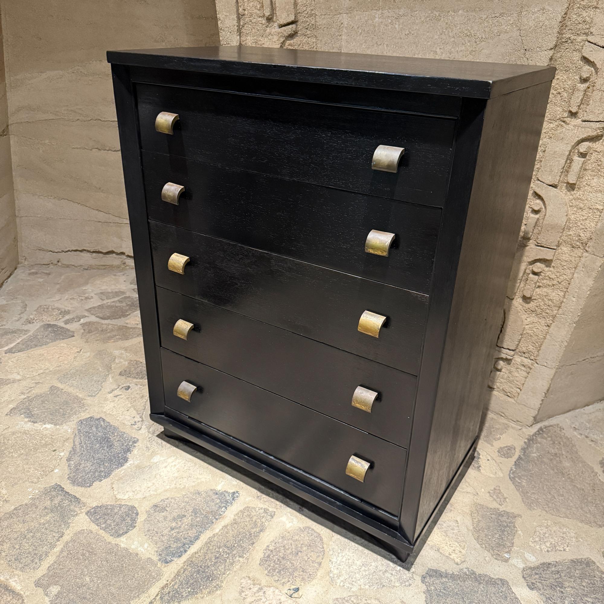 Cómoda alta atribuida a Paul Frankl para Johnson Furniture mediados del siglo XX en venta