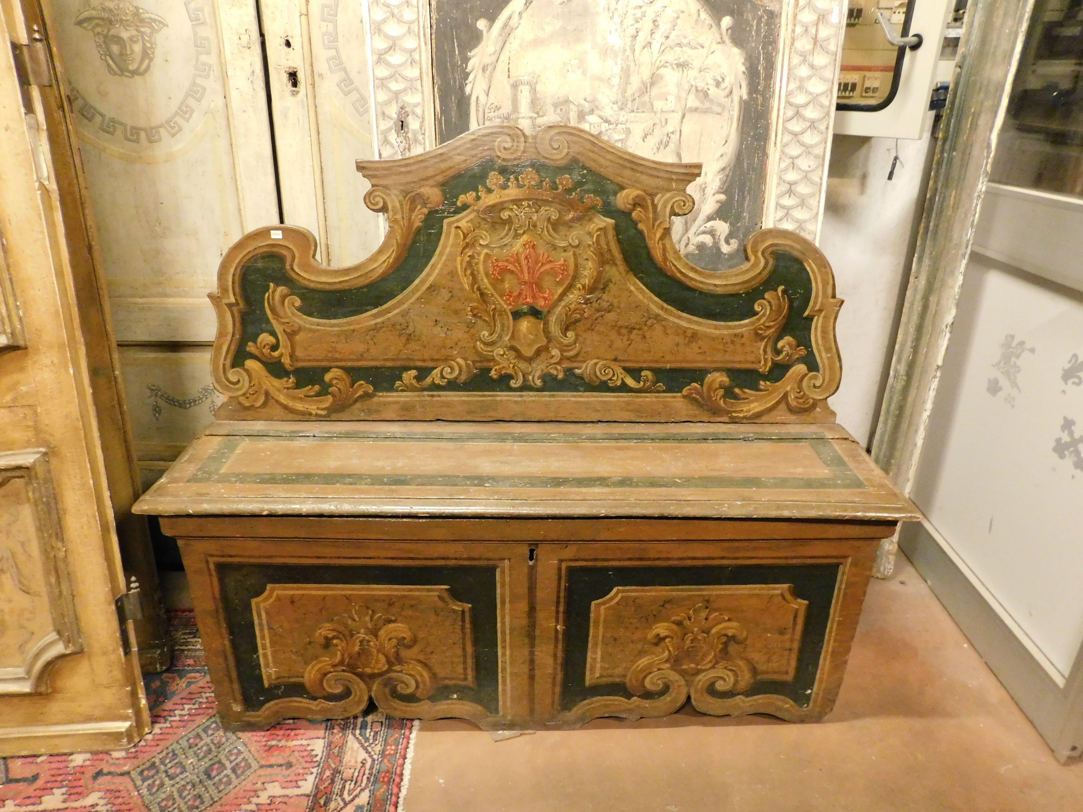 Italian Chest in lacquered and painted wood with noble coat of arms, Italy For Sale