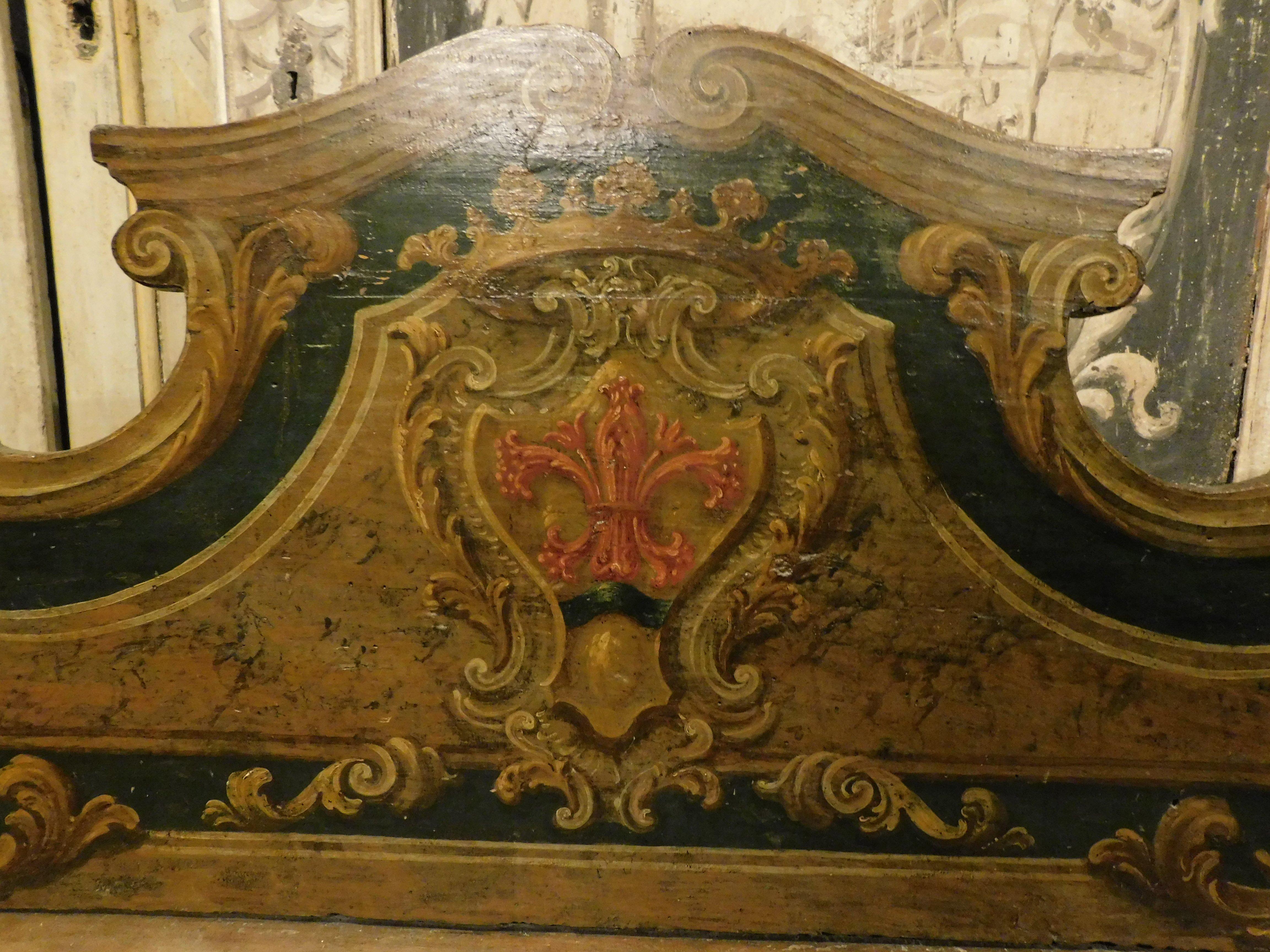 Lacquered Chest in lacquered and painted wood with noble coat of arms, Italy For Sale