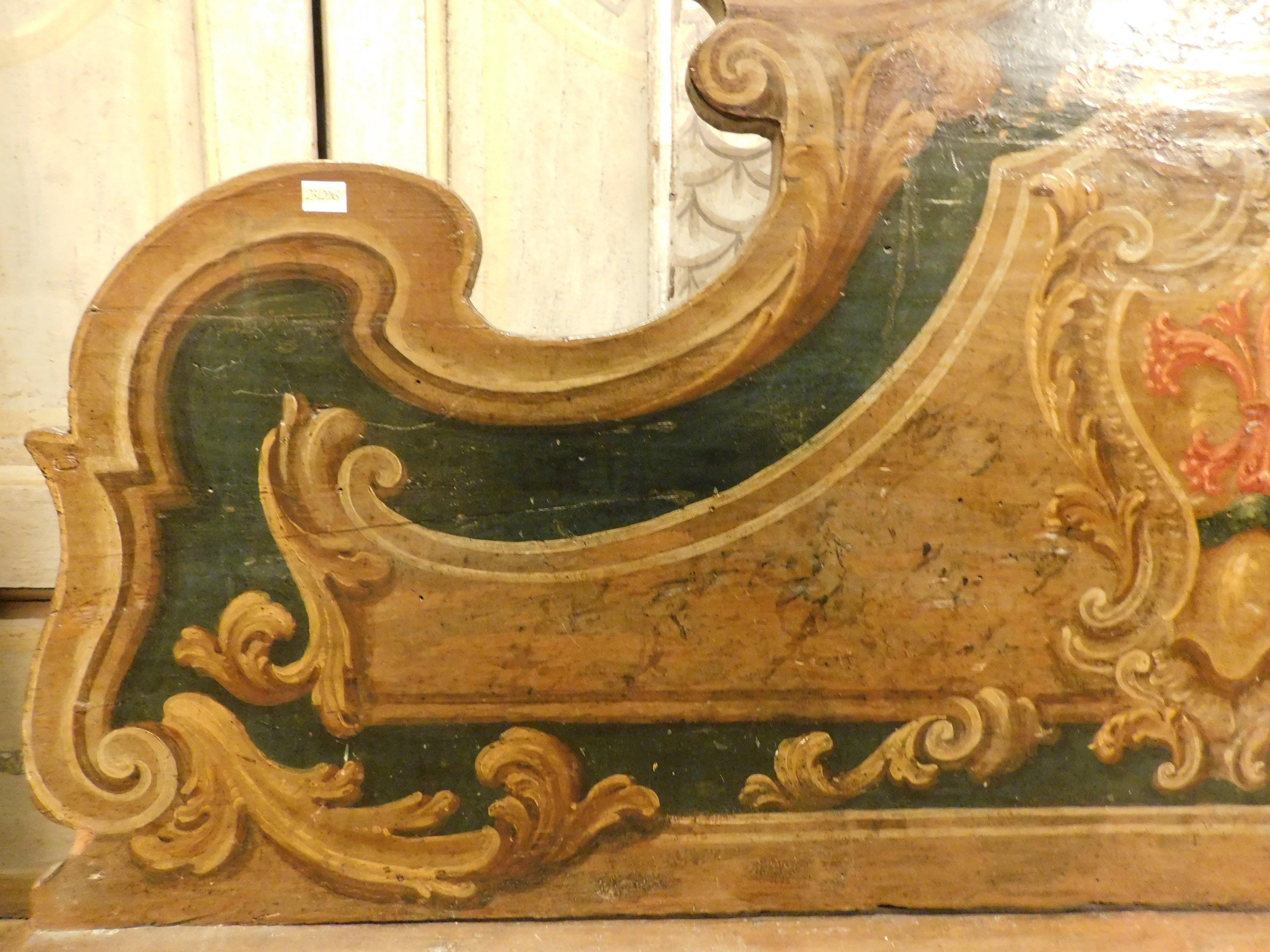 Chest in lacquered and painted wood with noble coat of arms, Italy In Good Condition For Sale In Cuneo, Italy (CN)