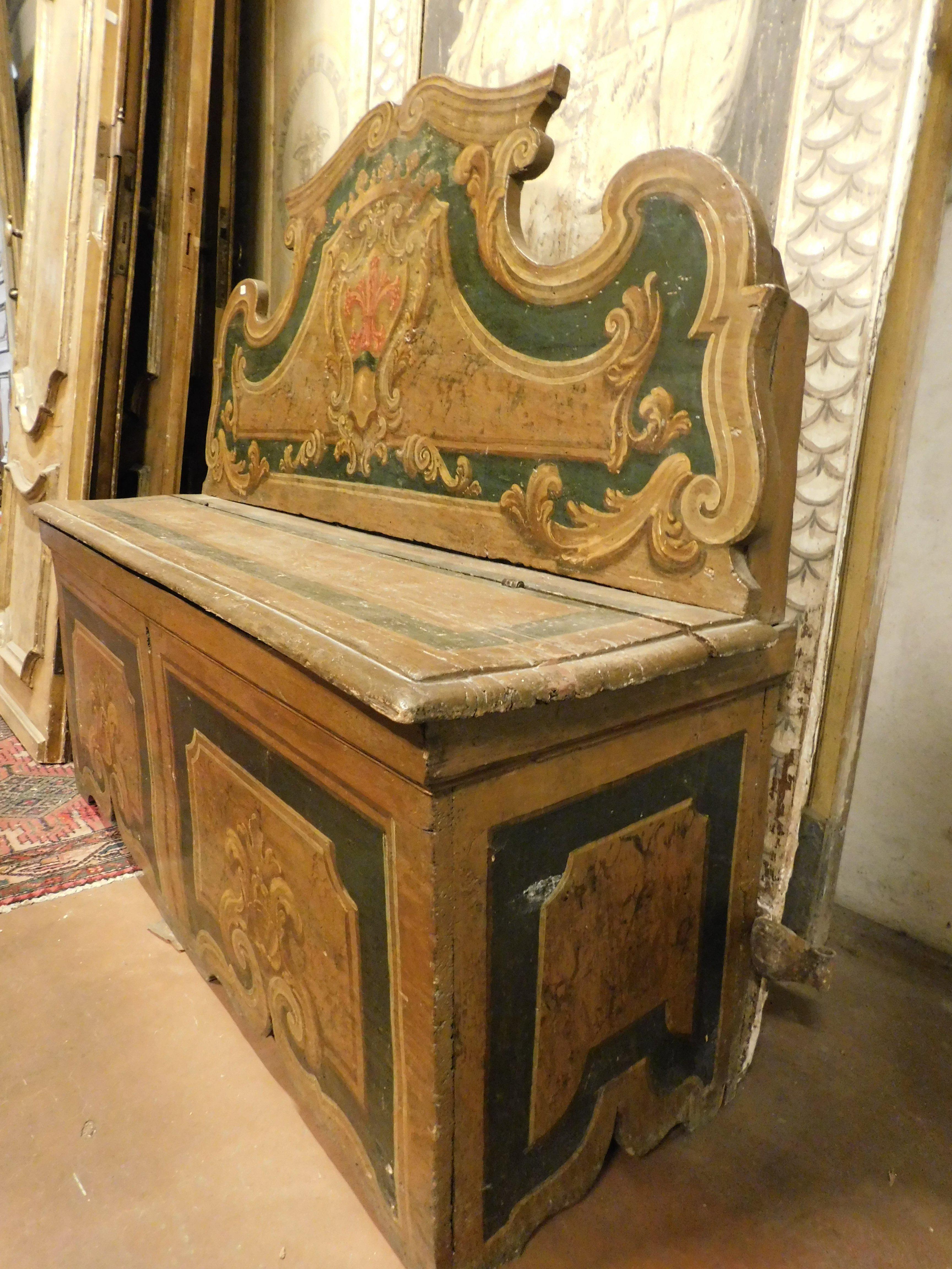 Poplar Chest in lacquered and painted wood with noble coat of arms, Italy For Sale