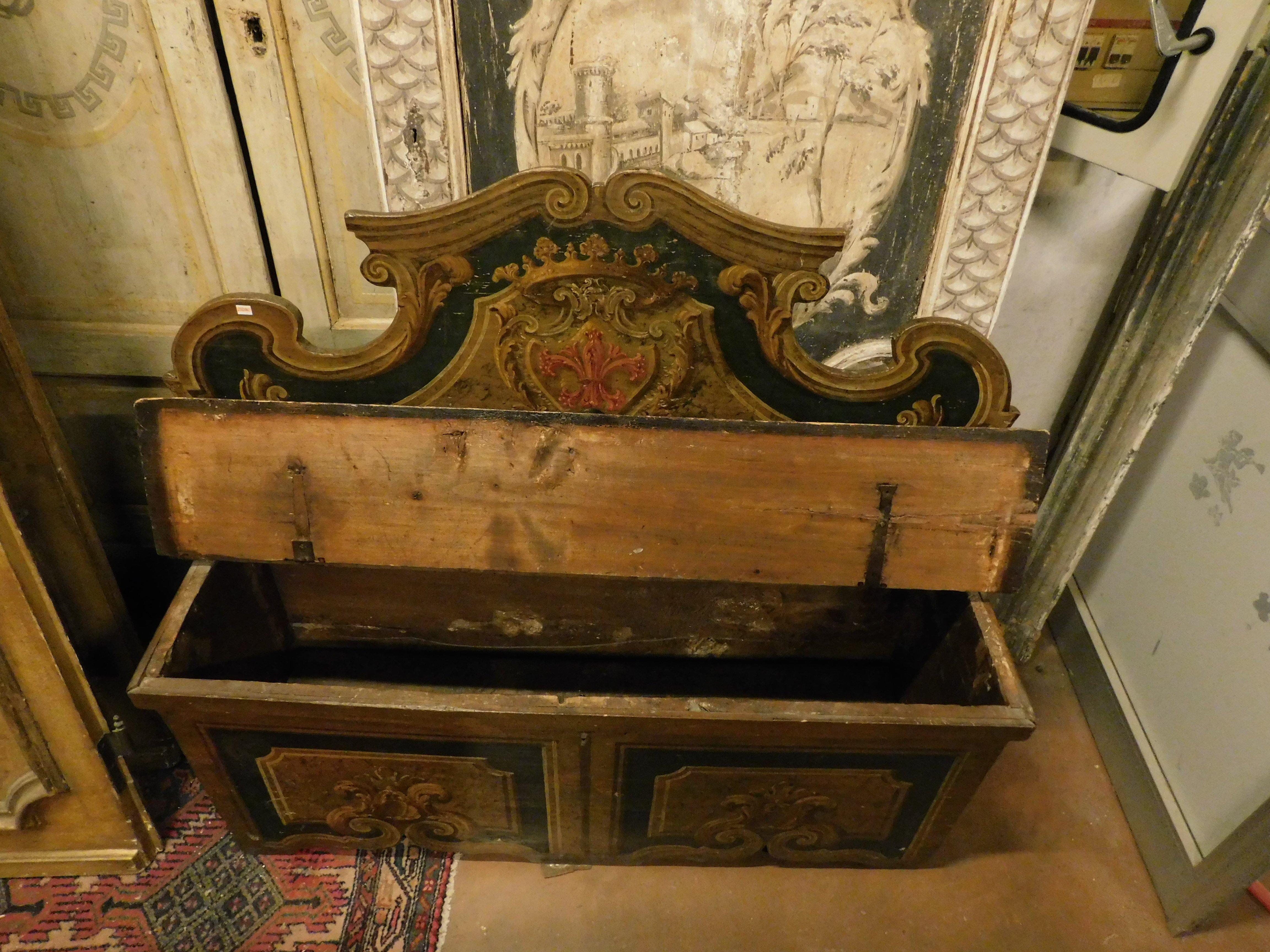 Chest in lacquered and painted wood with noble coat of arms, Italy For Sale 2