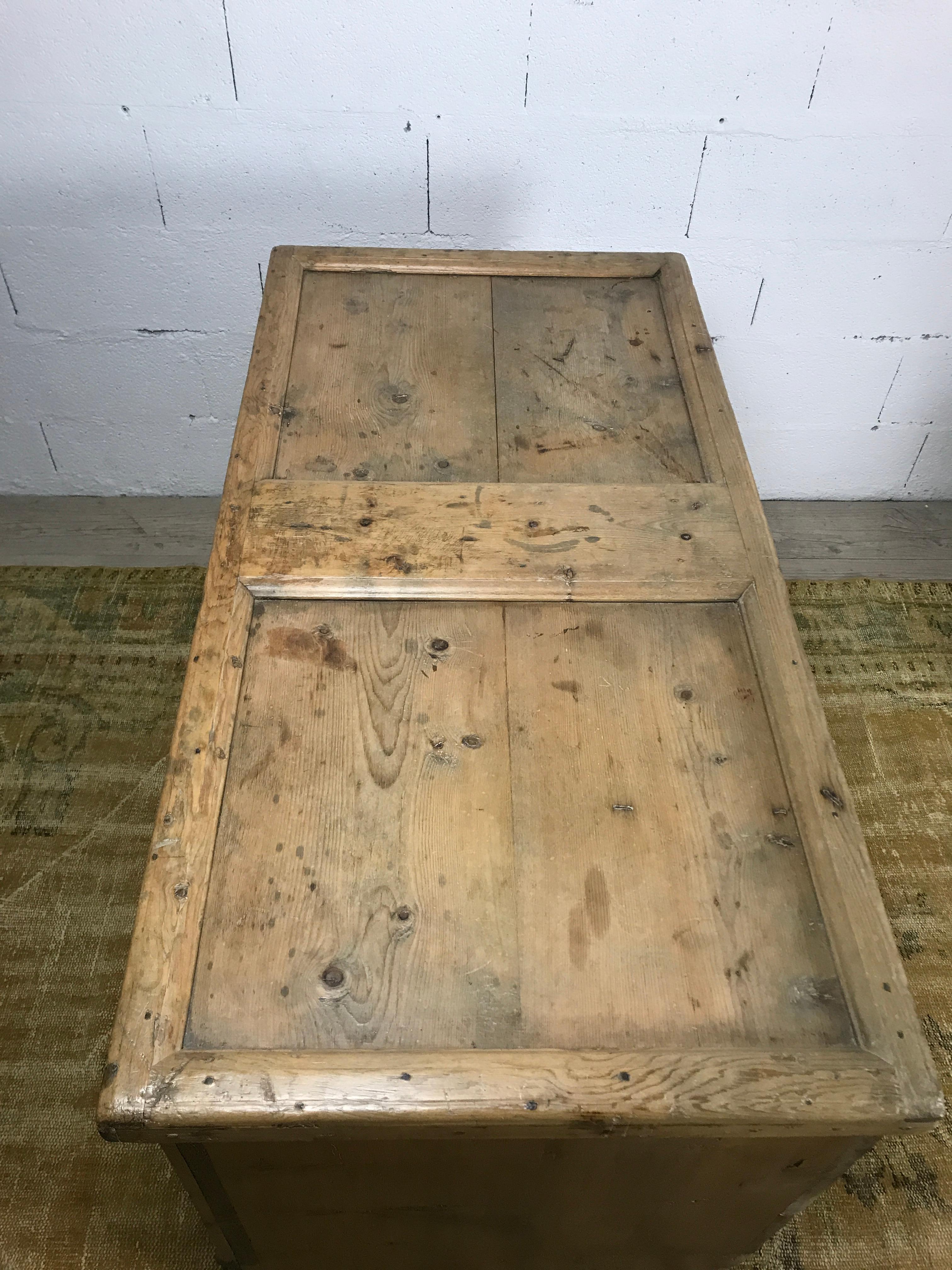 Cassapanca in legno naturale proveniente dai pascoli alpini in vendita 2