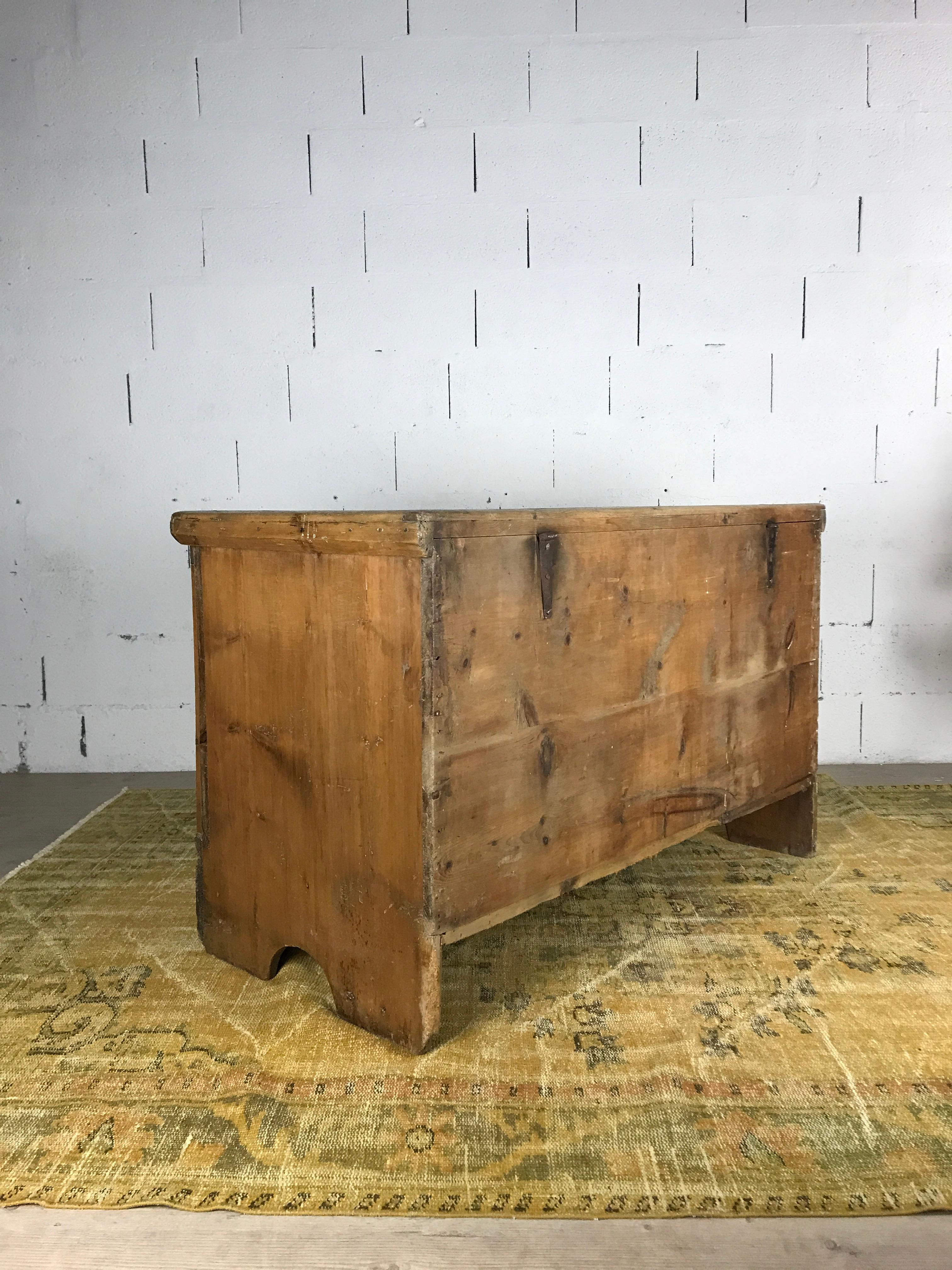Cassapanca in legno naturale proveniente dai pascoli alpini in vendita 3