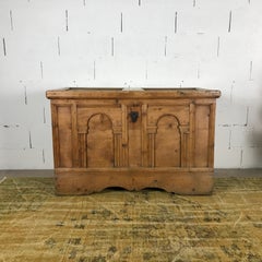 Chest in natural wood from the alpine pastures