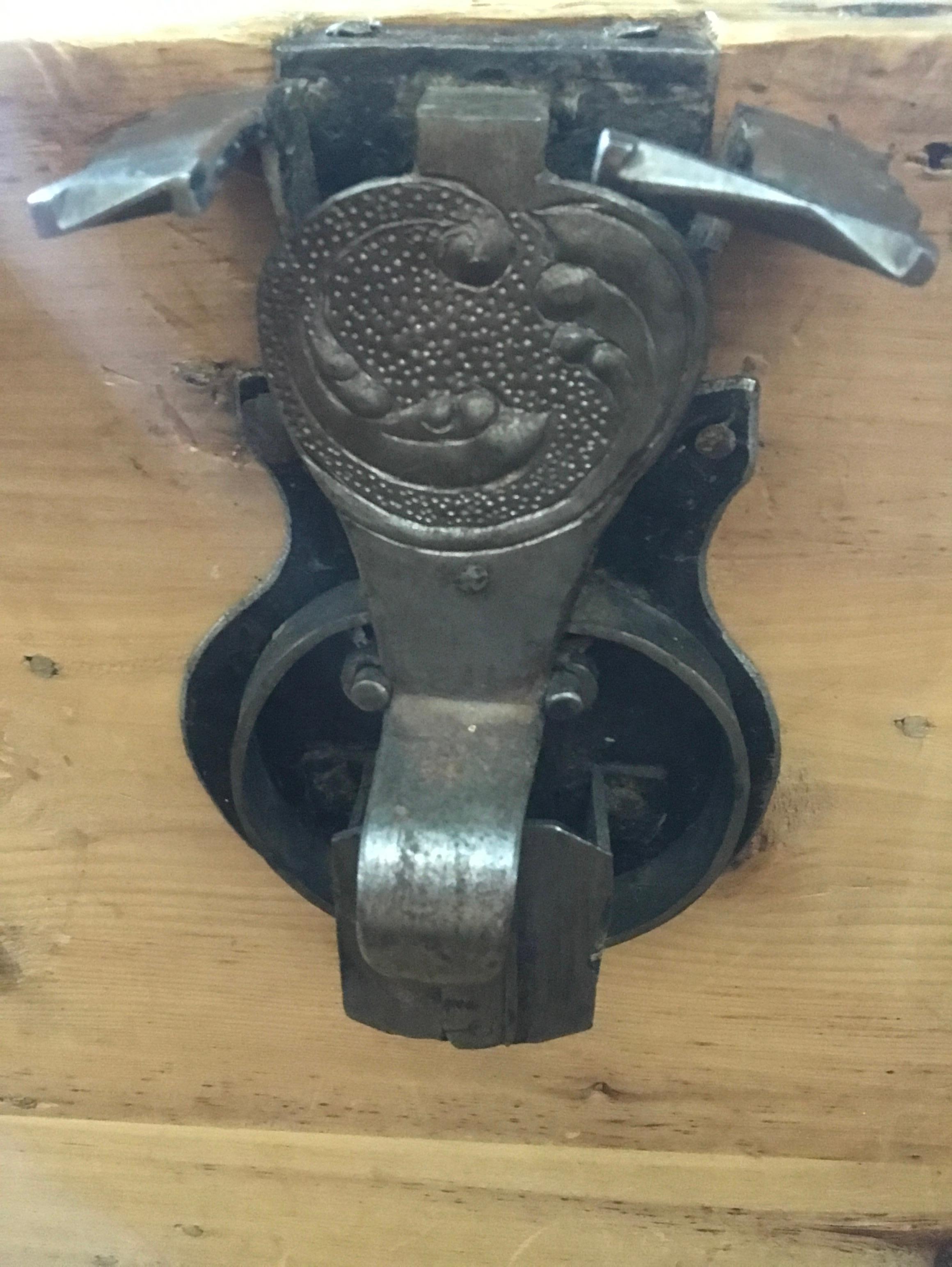 Cassapanca in legno naturale proveniente dai pascoli alpini In condizioni buone in vendita a PARIS, FR