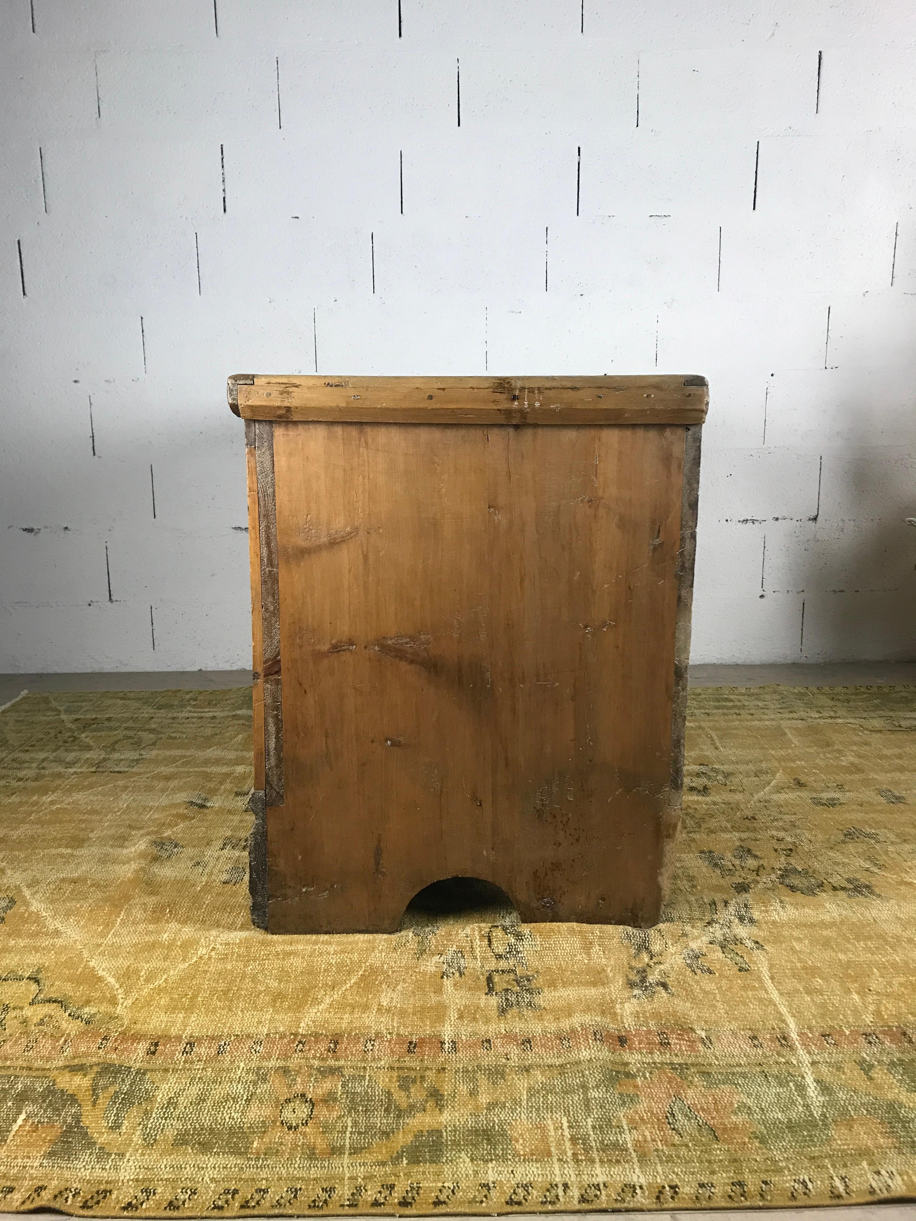 Cassapanca in legno naturale proveniente dai pascoli alpini in vendita 1
