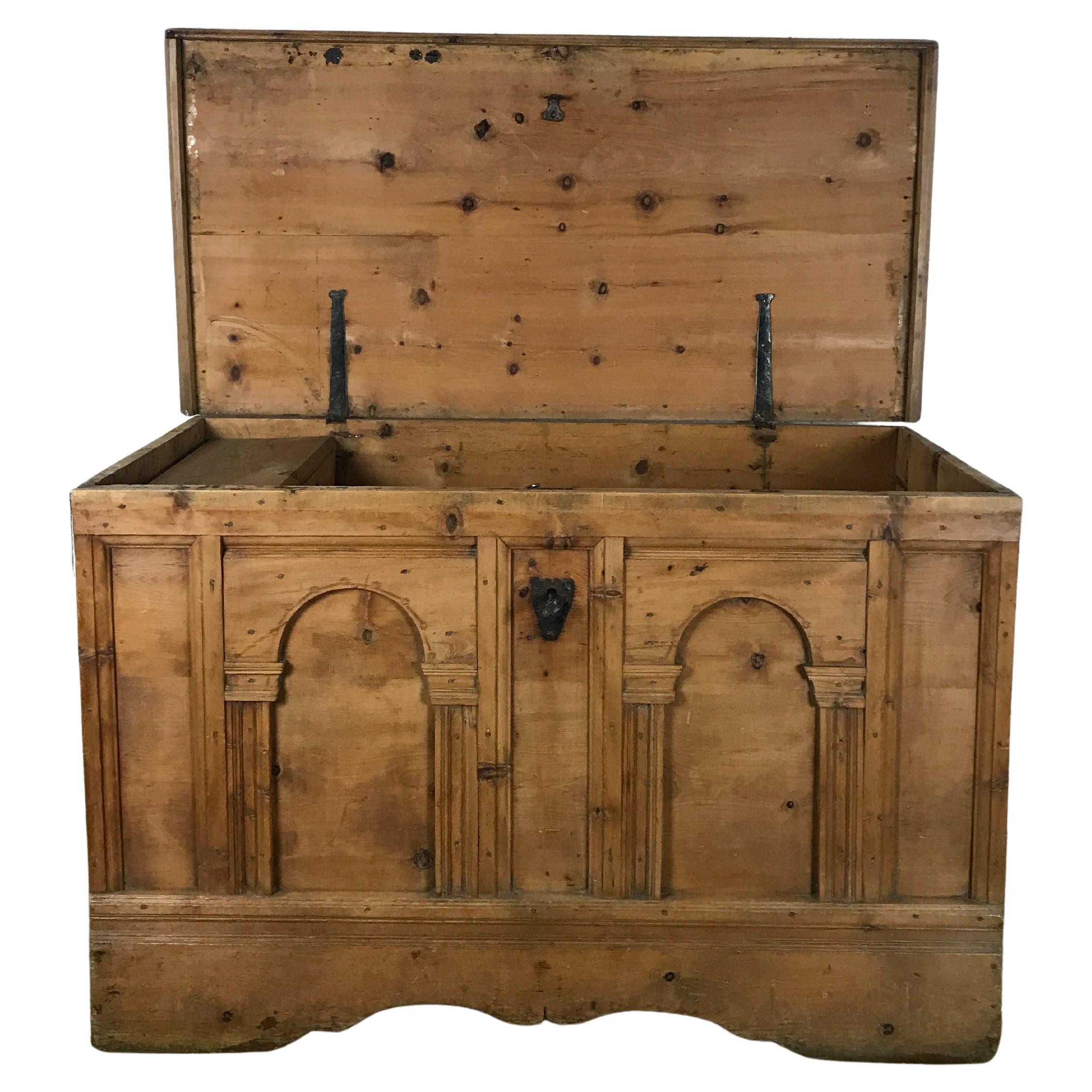 Cassapanca in legno naturale proveniente dai pascoli alpini in vendita