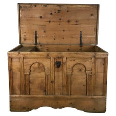 Chest in natural wood from the alpine pastures