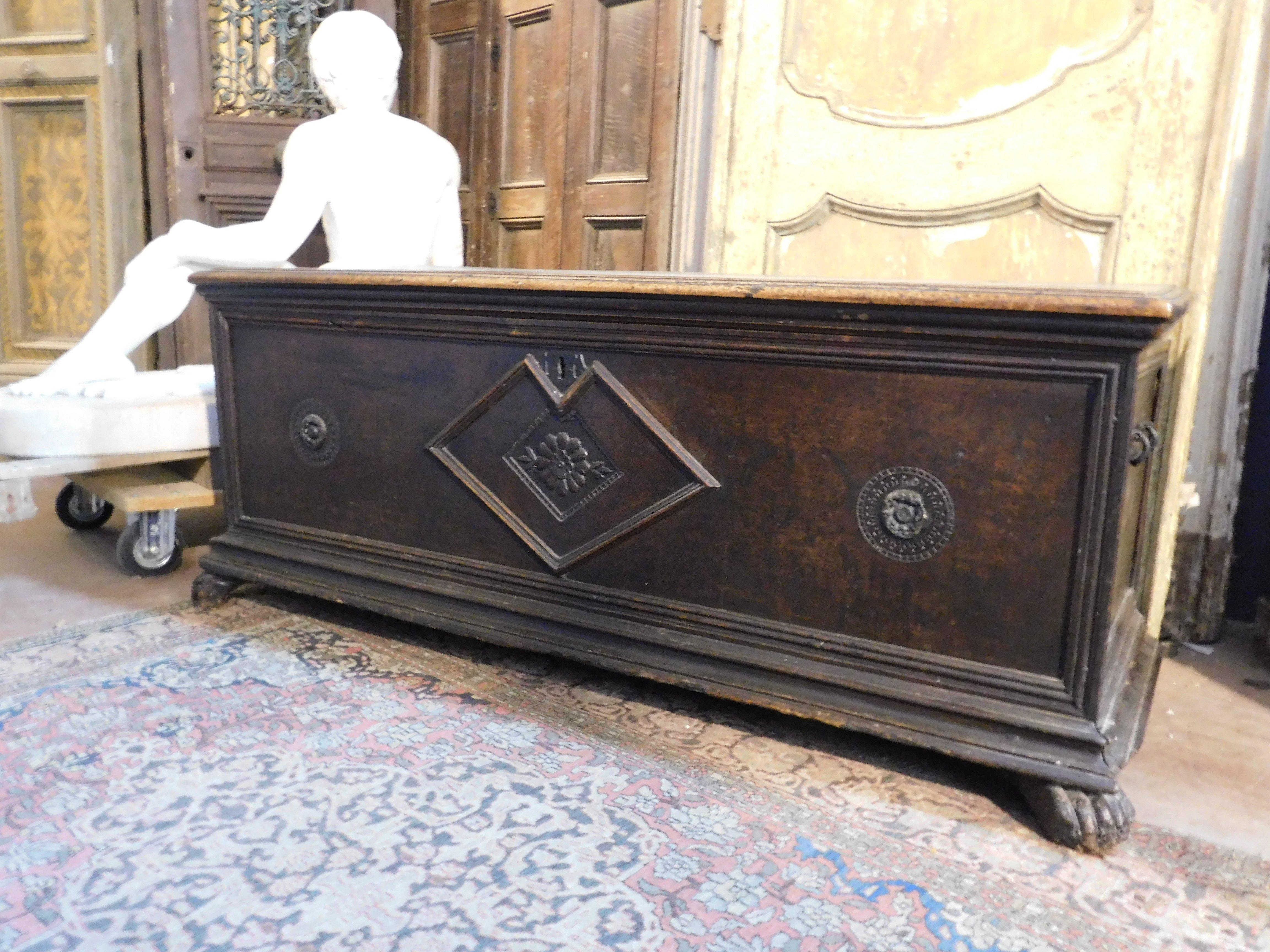 Antique walnut chest, richly carved with three flowers, diamond and lion's paw feet, original from the 18th century, it was used for the trousseau to be given to the newlyweds, then kept in the entrance or at the foot of the bed, Origin Piedmont