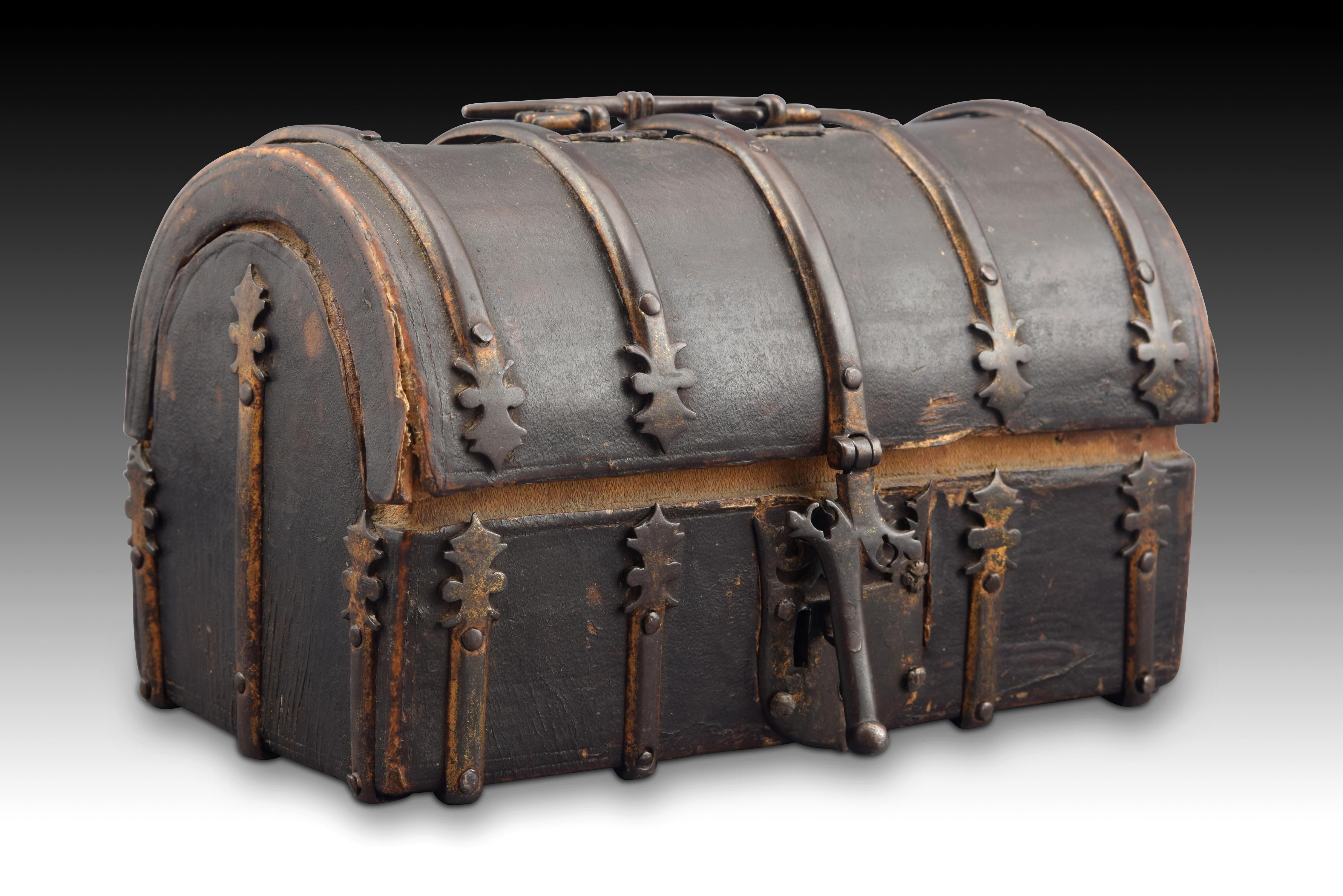 Chest, Leather, Wrought Iron, Textile, Wood, Spain, circa 1500 In Fair Condition For Sale In Madrid, ES