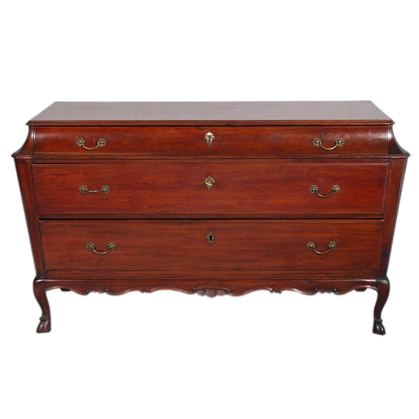 Importante commode veneziana originale del XVIII secolo in mogano. 
Questa originale commode veneziana è un pezzo unico e prezioso dell'arredamento italiano del XVIII secolo. Una cassettiera di rara eleganza in mogano lucidato a mano che arredava un
