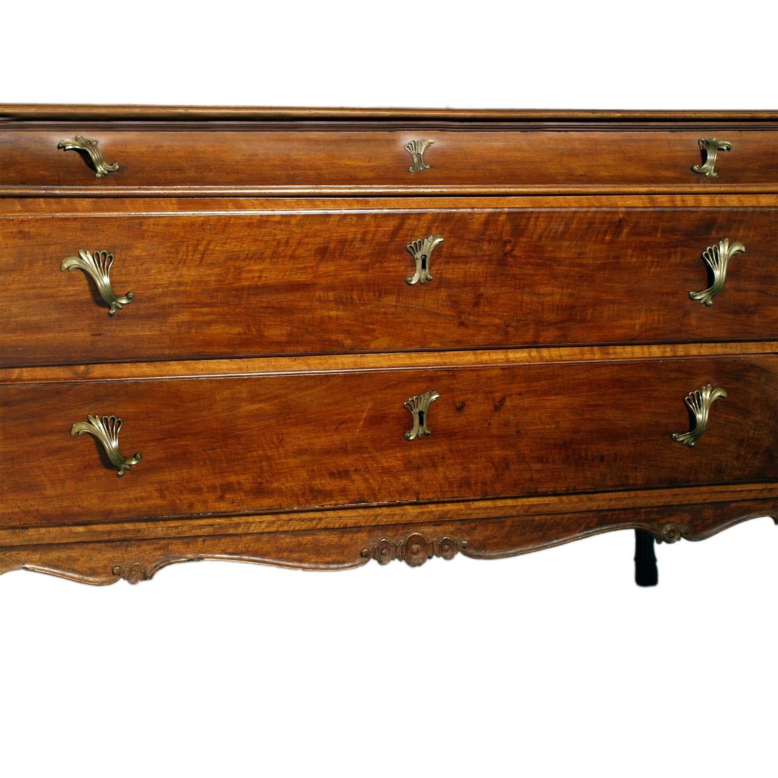 Chest of Dravers Venetian Commode 18th Century Urn Shaped in Walnut Louis XV In Good Condition For Sale In Vigonza, Padua