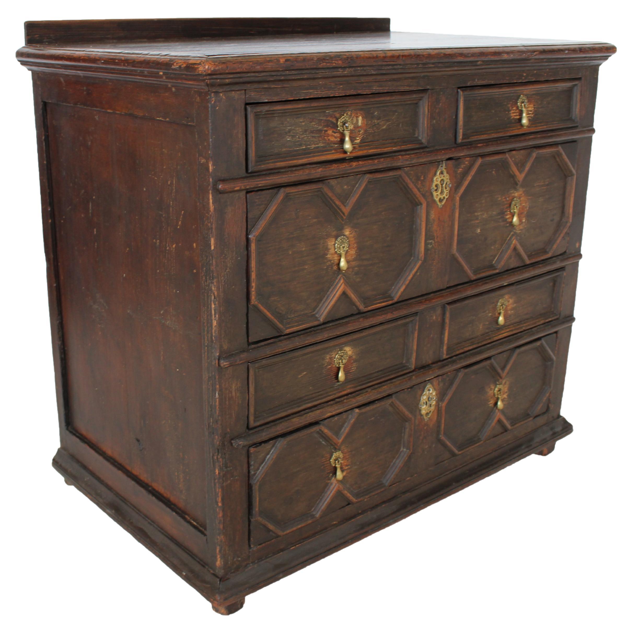 Chest of drawers.
Made with pine.
With five drawers.
Detailed with brass.
18th century, England.
