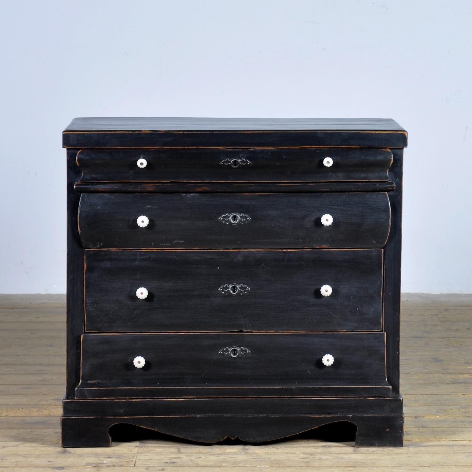 Chest of drawers made around 1910 in Hungary. The cabinet is made of oak and the drawers of pine. The cabinet has 4 drawers that differ in height. The top 2 drawers have a front with a curve. All the fittings and knobs are original.