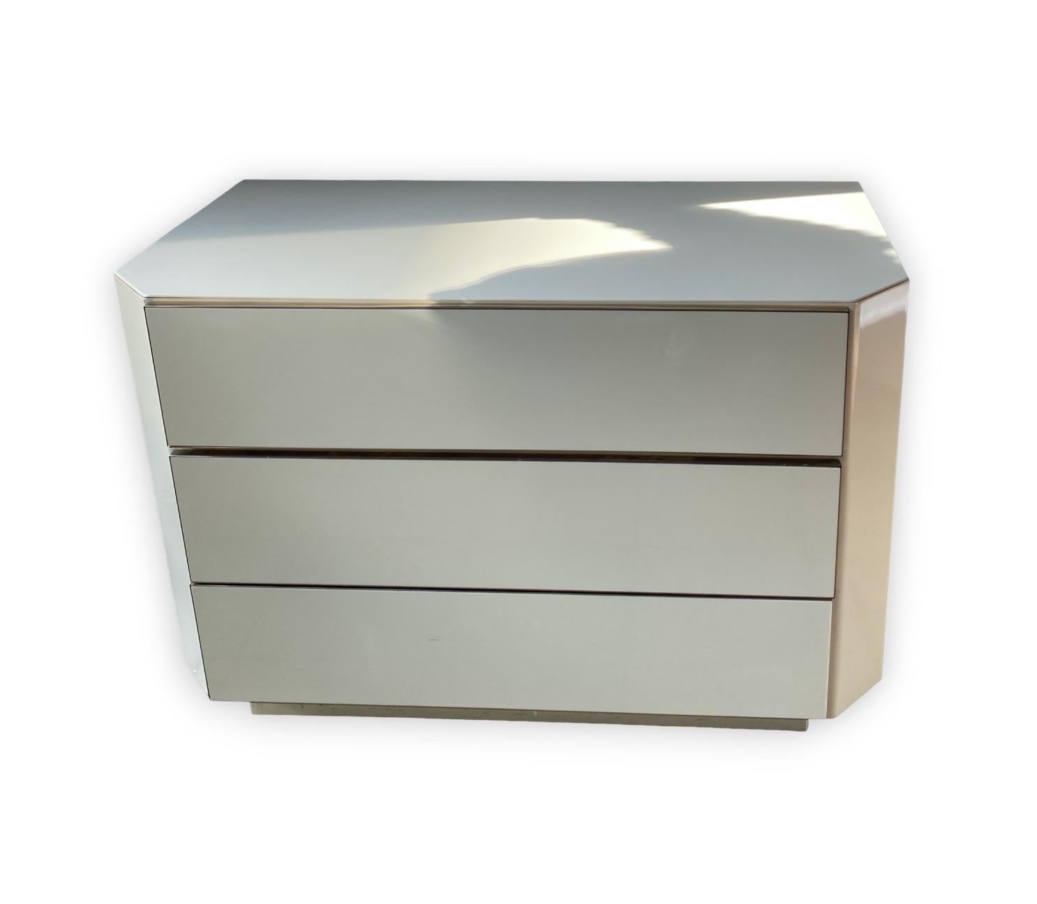 Chest of drawers and mirror set 
Dimensions : 
Chest of drawers: L 100 x D 51 x H 70 cm
Mirror : h 71 x w 70 x d 4 cm
small chest of drawers : 61 x 42 x h 45 cm
lacquered chest of drawers and mirror 
1980
