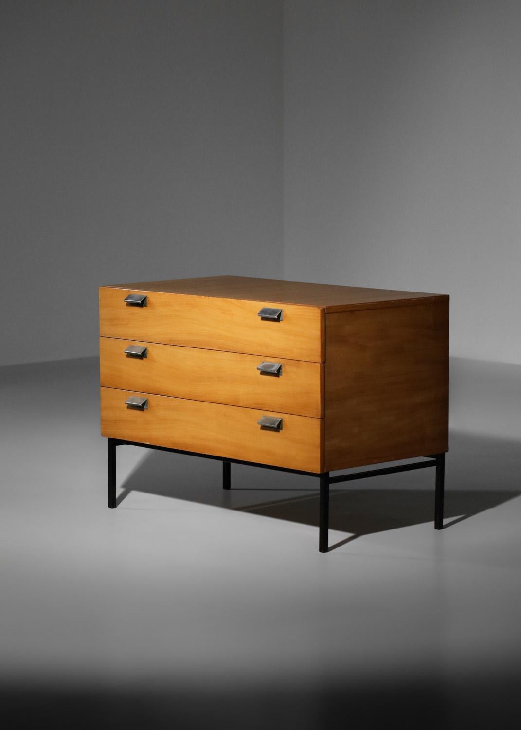 Rare chest of drawers from the 1960s by the French designer André Monpoix edited at the same time by Meuble TV. Chest of drawers structure in light wood, black lacquered metal legs and chrome steel 