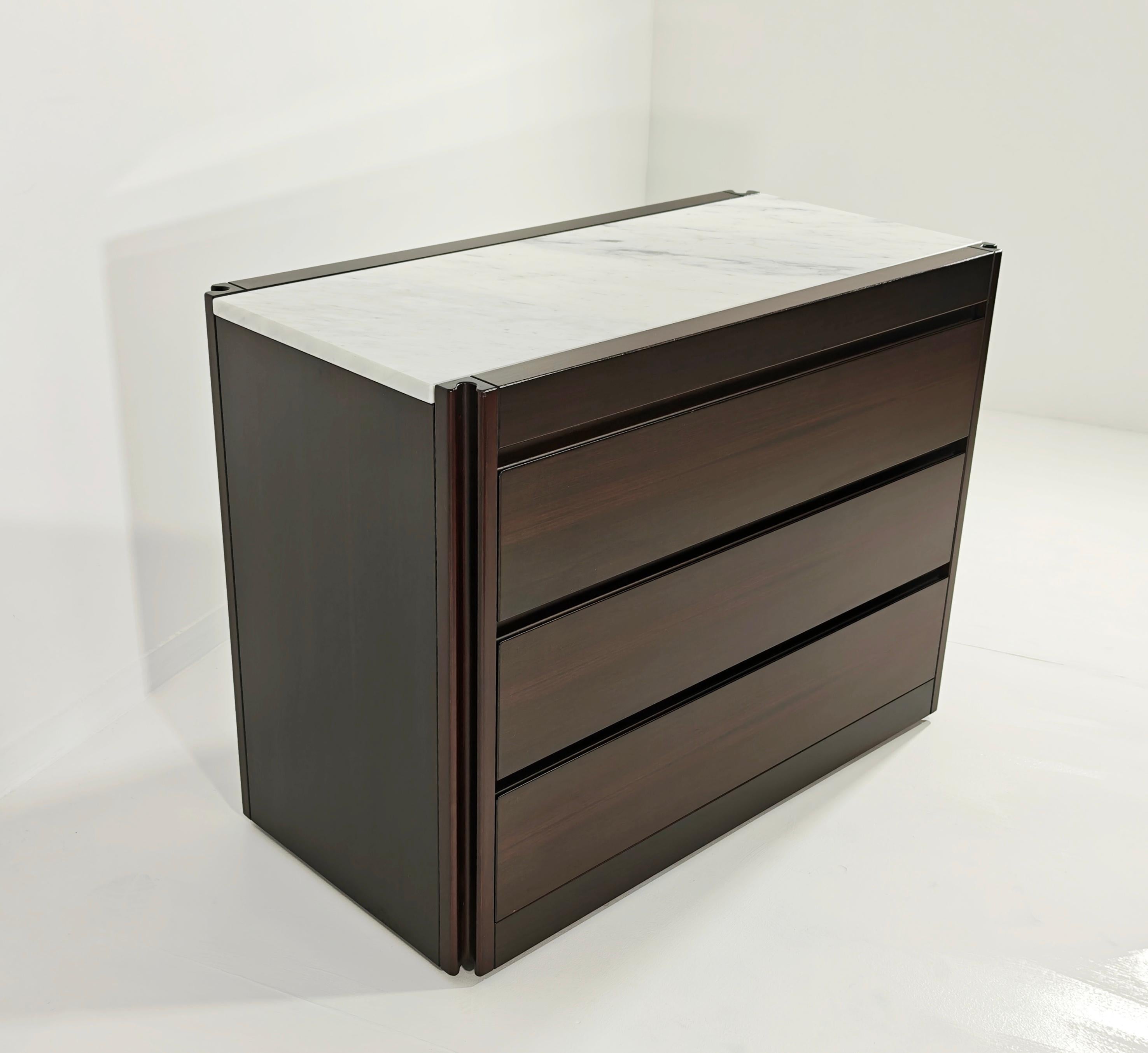 Rara cassettiera con ruote della serie 4D di Angelo Mangiarotti per Molteni. Struttura in legno. Piano rettangolare in marmo di Carrara, incassato e rimovibile. Molto funzionale con tre cassetti scorrevoli. Veramente curata in ogni dettaglio. Questi