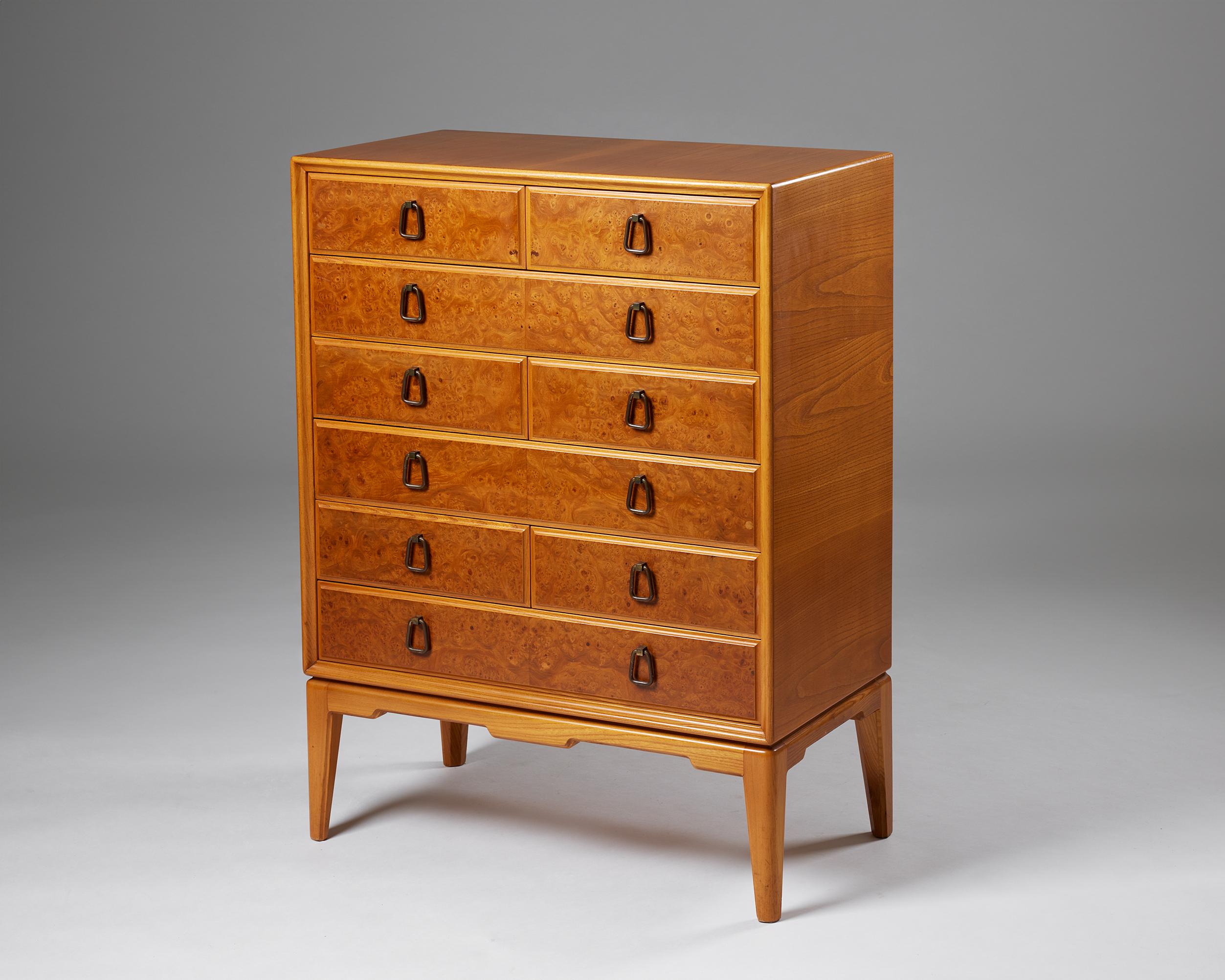 Chest of drawers, anonymous for Åby Möbelfabrik
Sweden, 1940s.

Elm and elm root veneer.

H: 94.5 cm / 3' 1 1/4''
L: 71 cm / 2' 4''
D: 38 cm / 15''