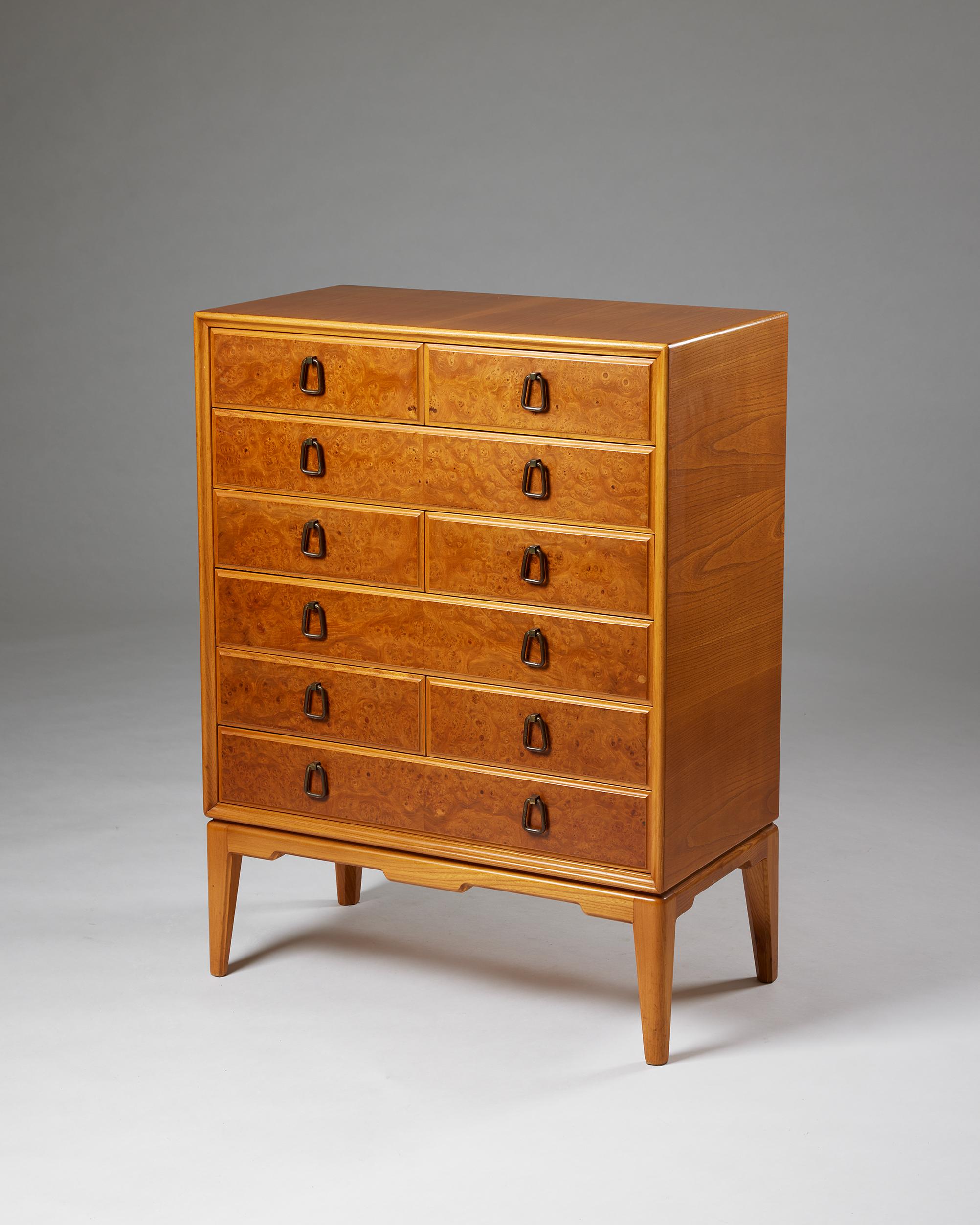 Elm Chest of drawers model 146 designed by Carl-Axel Acking from the 1940s In Good Condition In Stockholm, SE