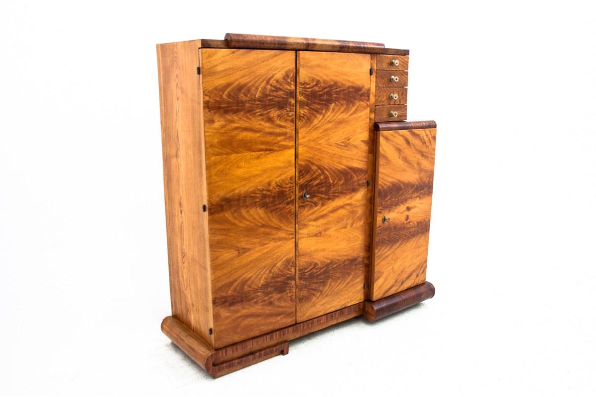Bar - Cassettiera Art Déco della metà del XX secolo.

Mobili in ottime condizioni, dopo una ristrutturazione professionale.

Dimensioni: altezza 140 / larghezza 137 cm / profondità 47 cm