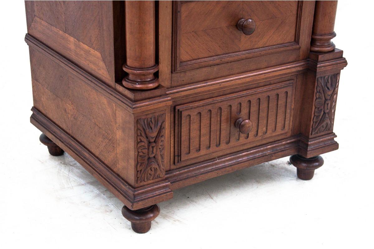 Antique chest of drawers - bedside table from the beginning of the 20th century.
Dimensions: height 93 cm / width 41 cm / depth. 39 cm.