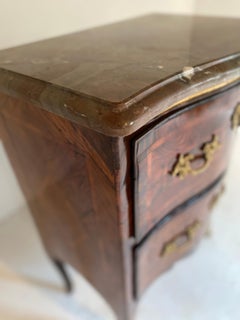 Commode du 18ème siècle entre deux tiroirs en marbre et un très joli marbre