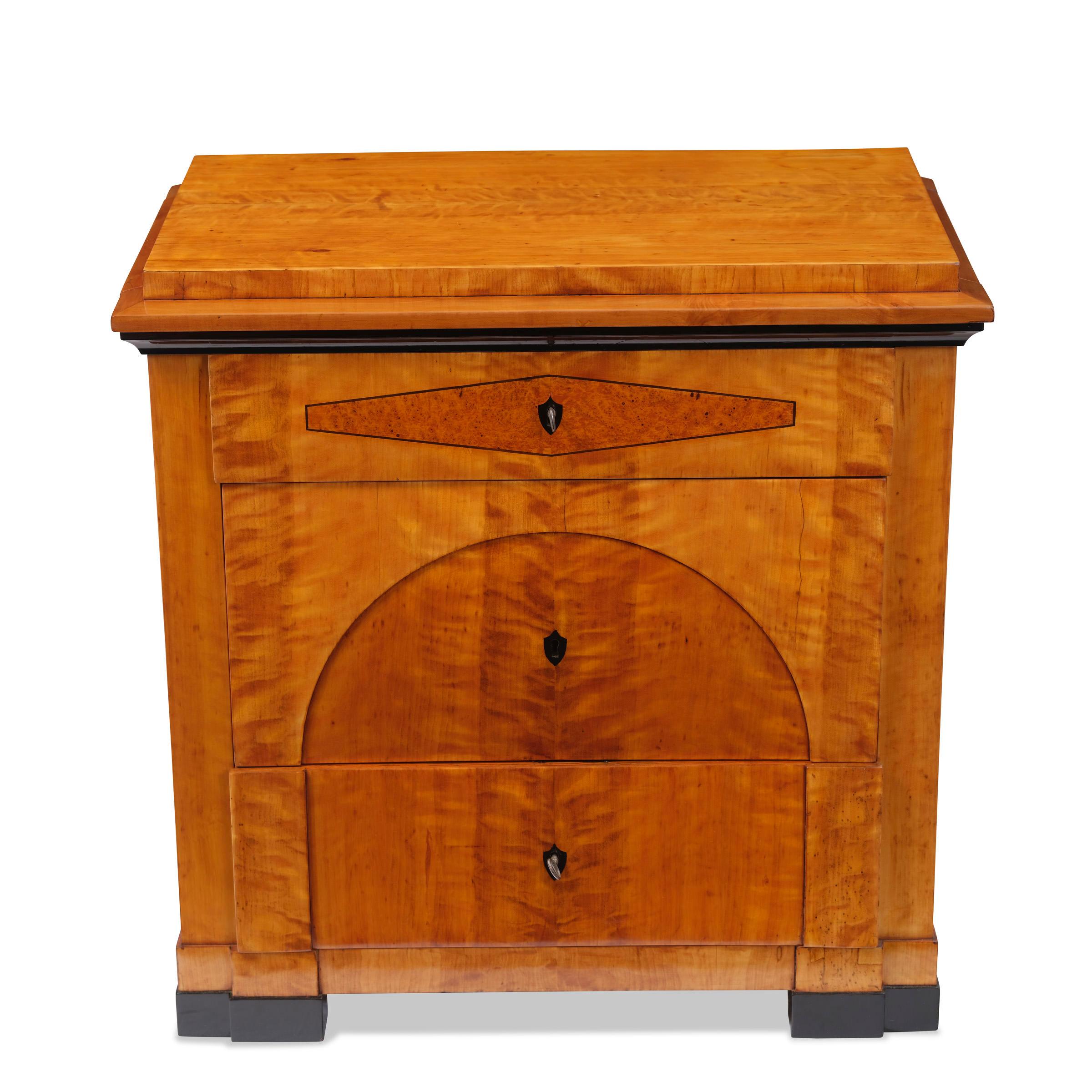 Cassettone, Biedermeier intorno al 1820, impiallacciato in betulla, 3 cassetti, estensibile su entrambi i lati con ripiano aggiuntivo, cassetto superiore con intarsio di radice di betulla, cassetto inferiore con segmento ad arco, condizioni