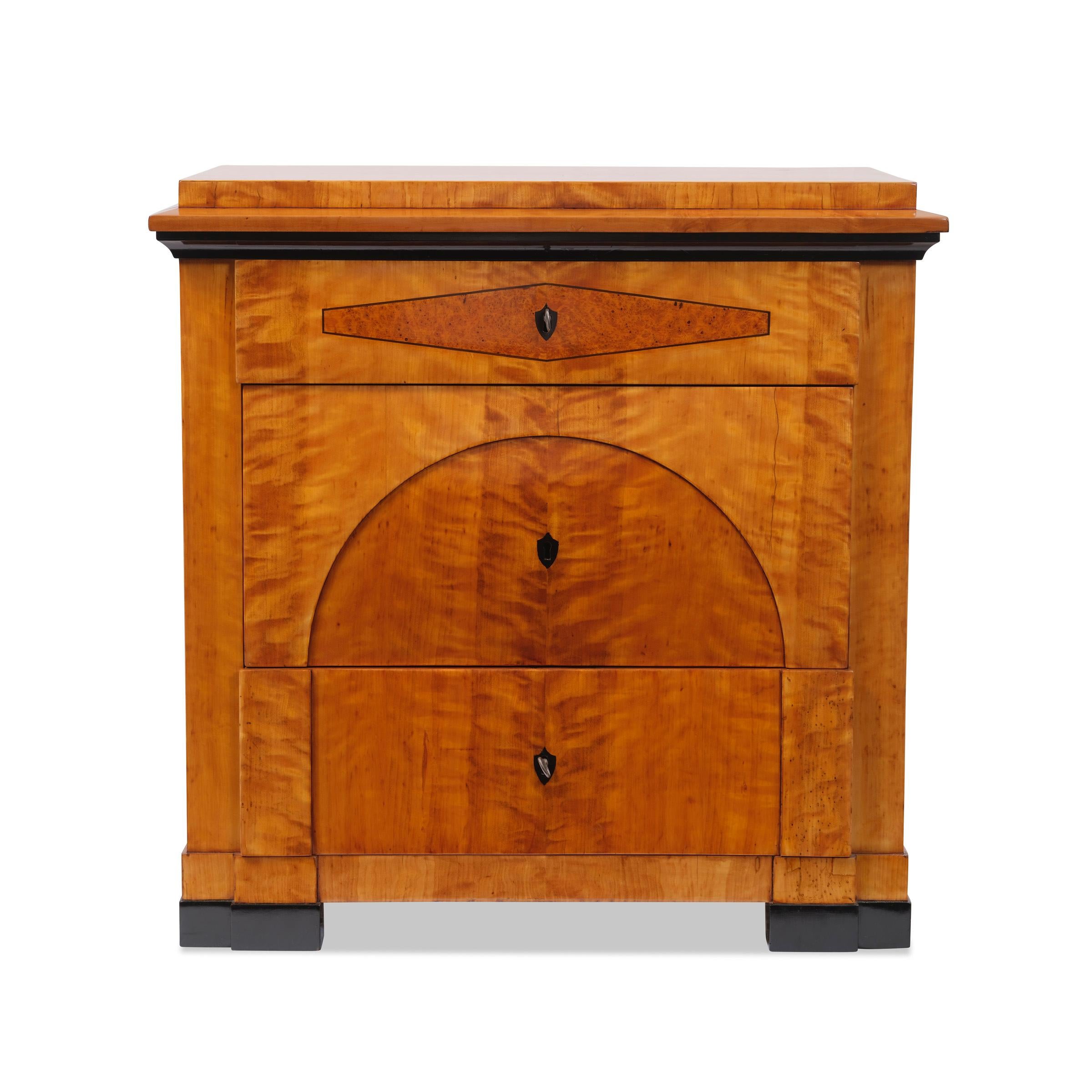 Tedesco Cassettiera Biedermeier del 1820 circa in legno di betulla in vendita