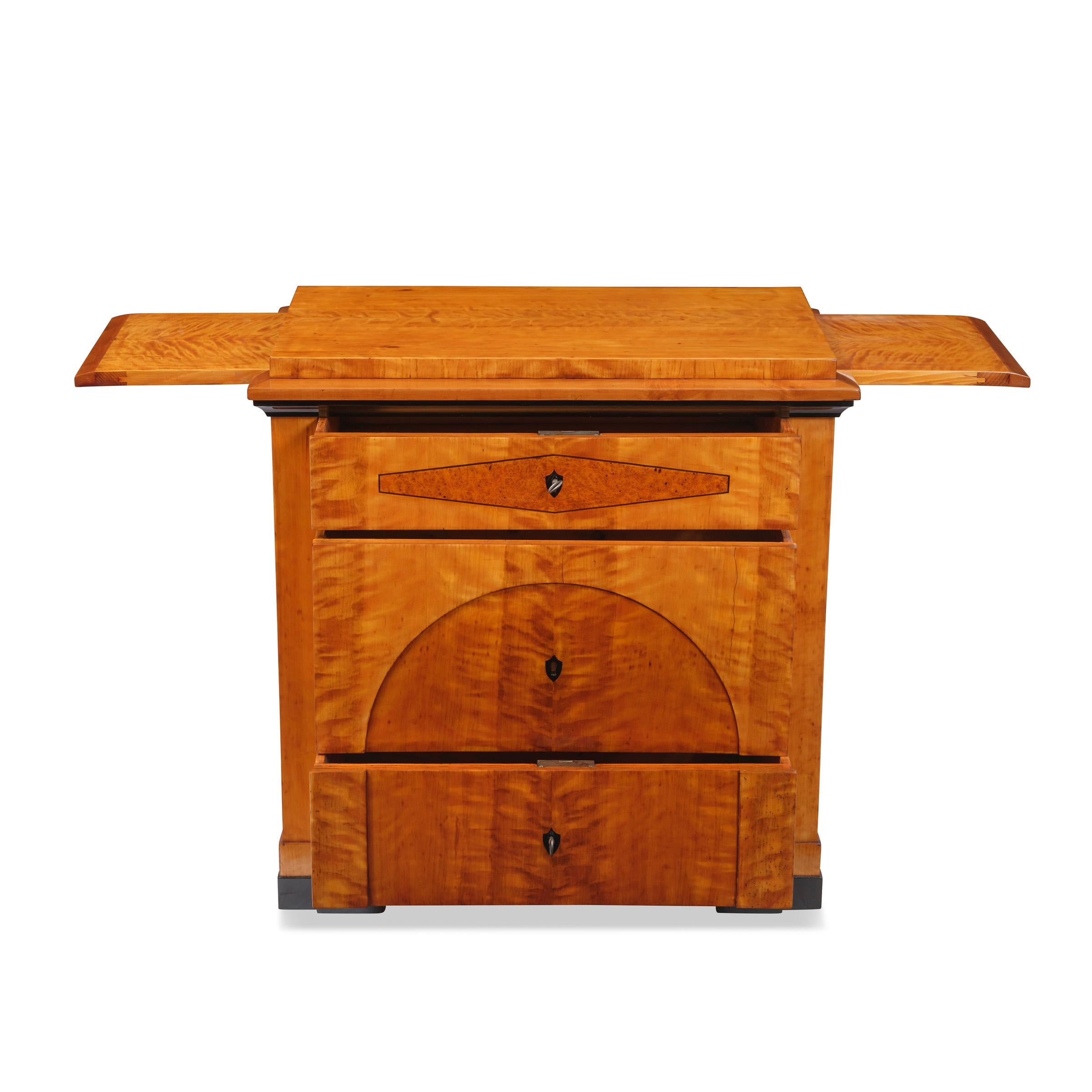 Impiallacciato Cassettiera Biedermeier del 1820 circa in legno di betulla in vendita