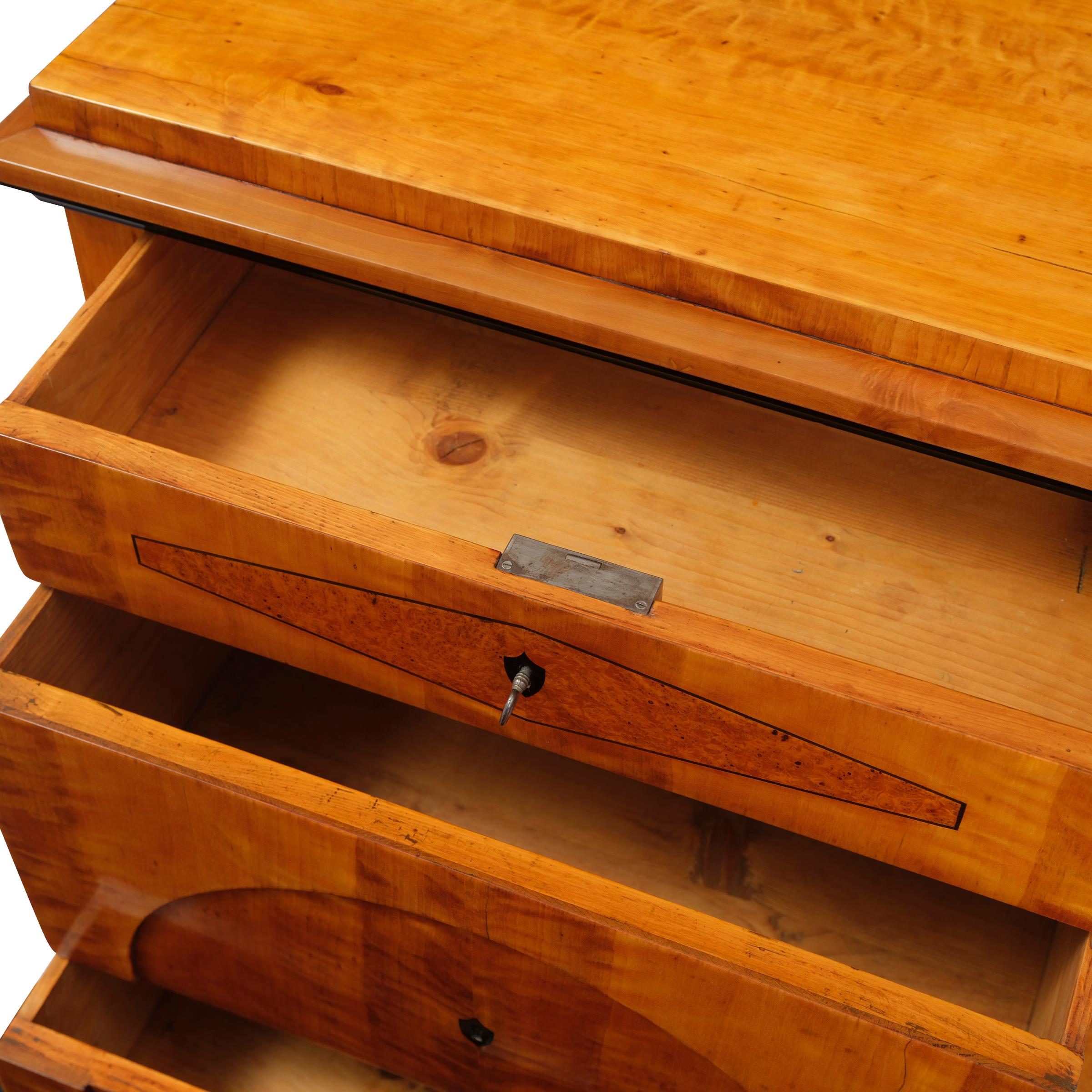 Legno Cassettiera Biedermeier del 1820 circa in legno di betulla in vendita