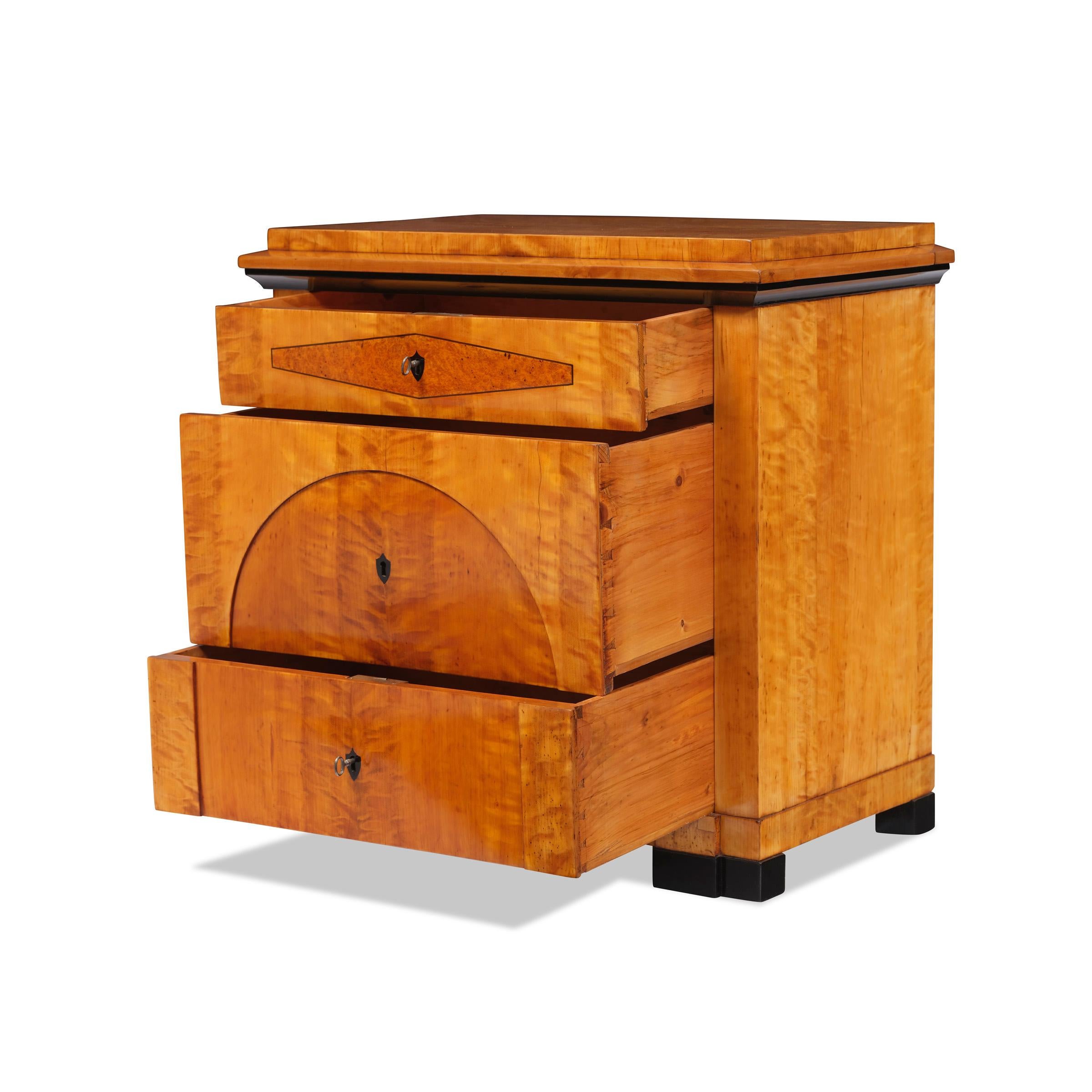 Cassettiera Biedermeier del 1820 circa in legno di betulla in vendita 1