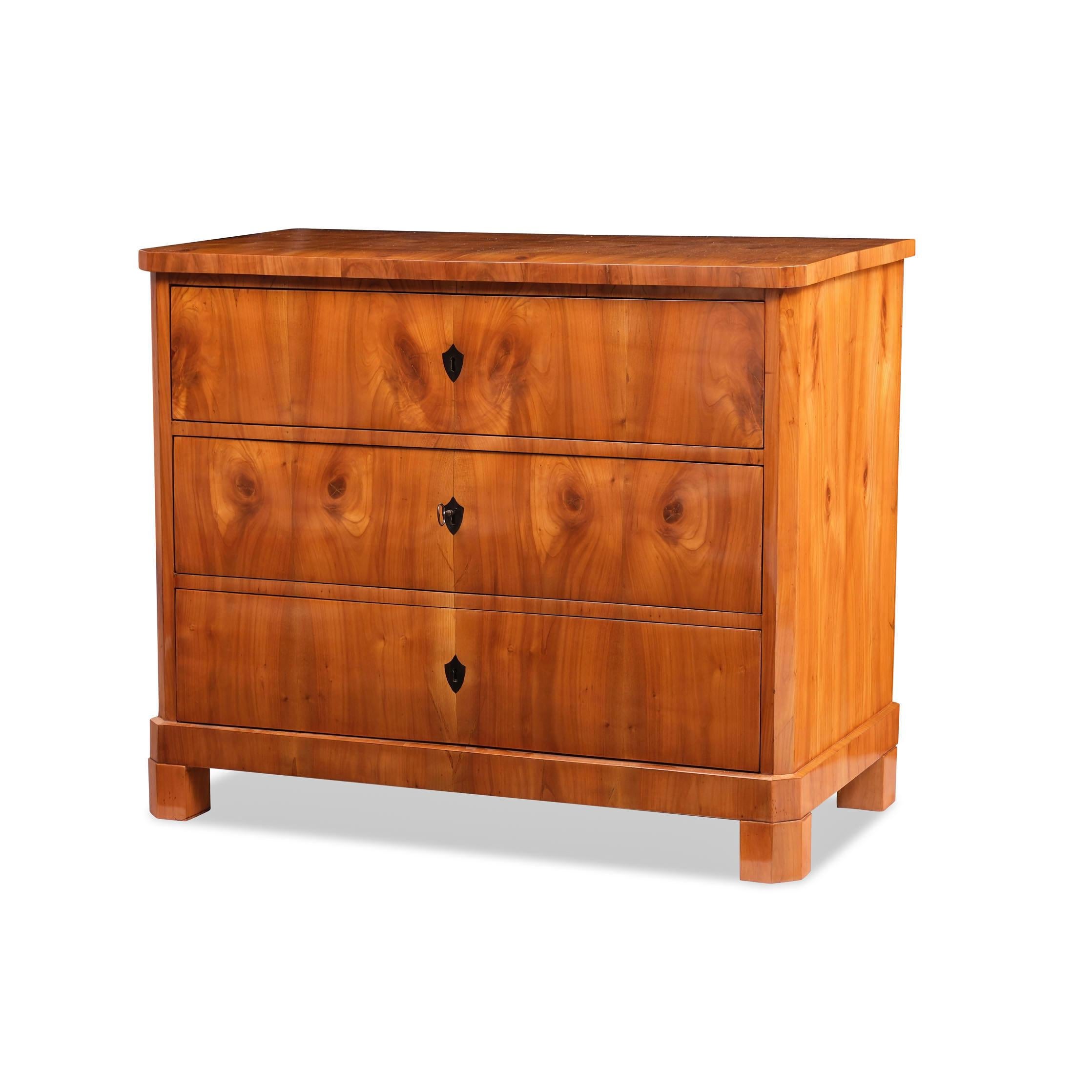 Biedermeier, circa 1820, Germany, cherry wood veneer, 3 shelves, bevelled sides, shellac polish.

Dimensions:

Height 80 cm

Width 95 cm.

Depth 53 cm

